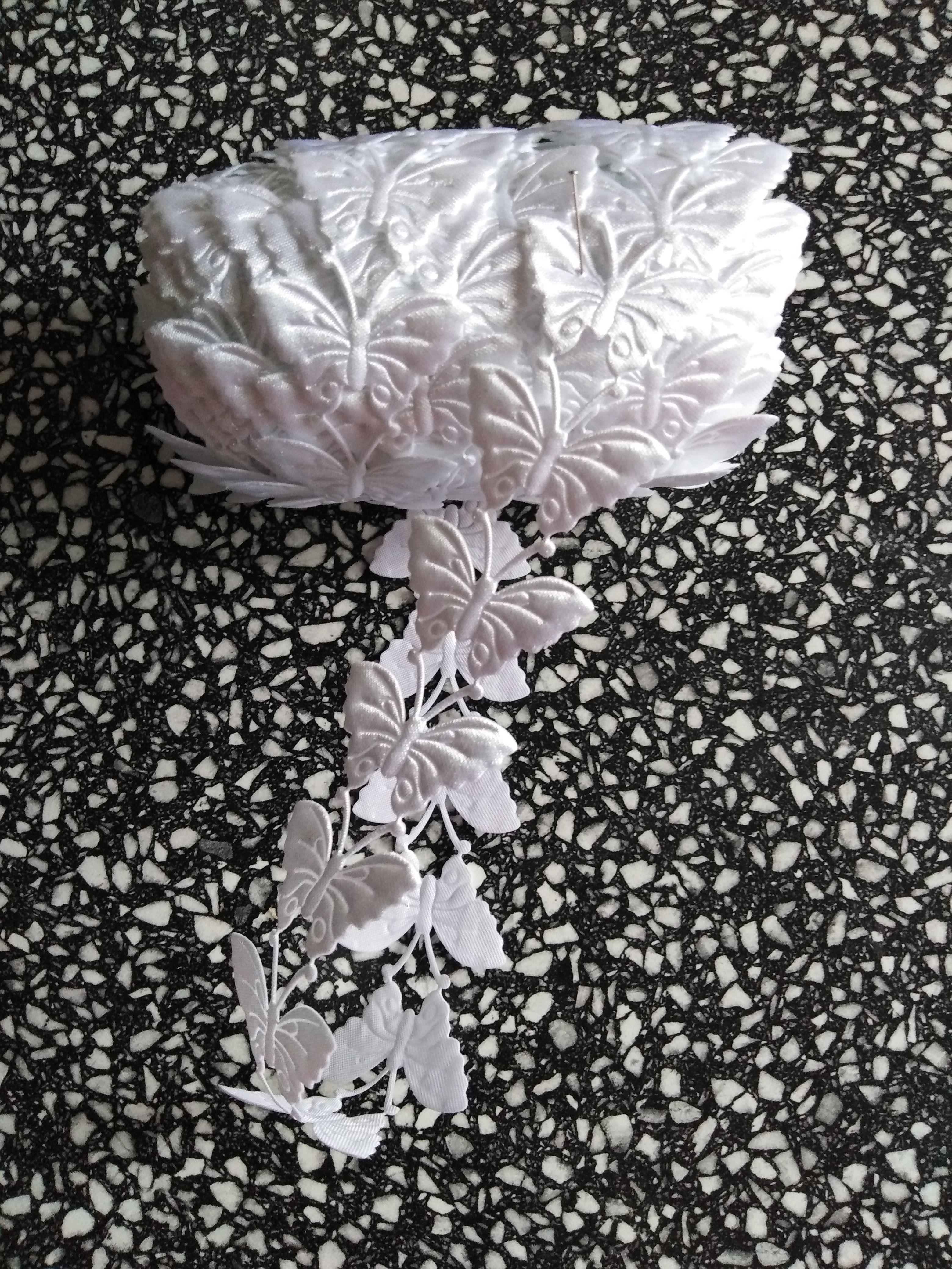 Aplikace metráž - motýlek bílá