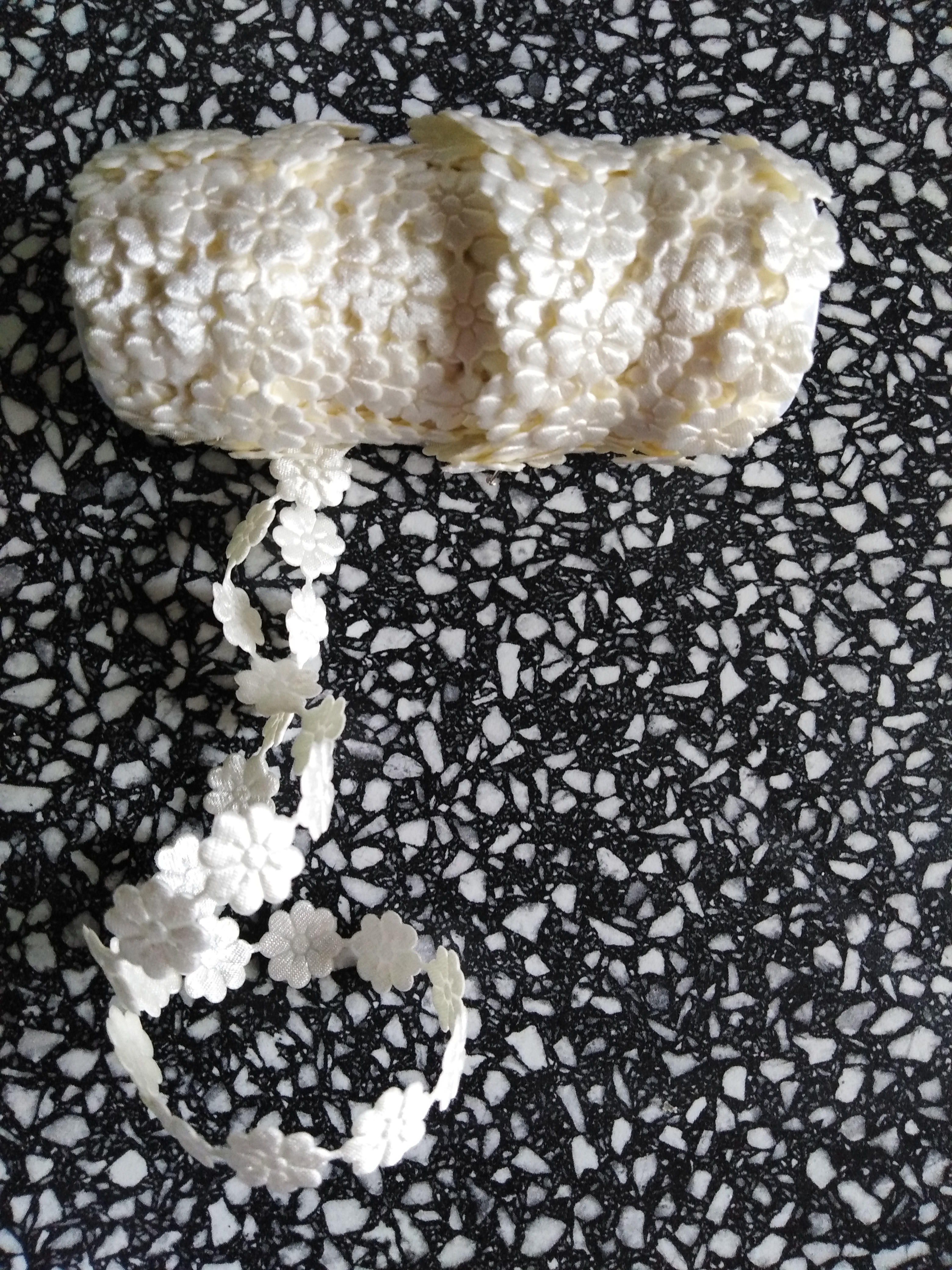 Aplikace metráž - čtyřlístek krémová