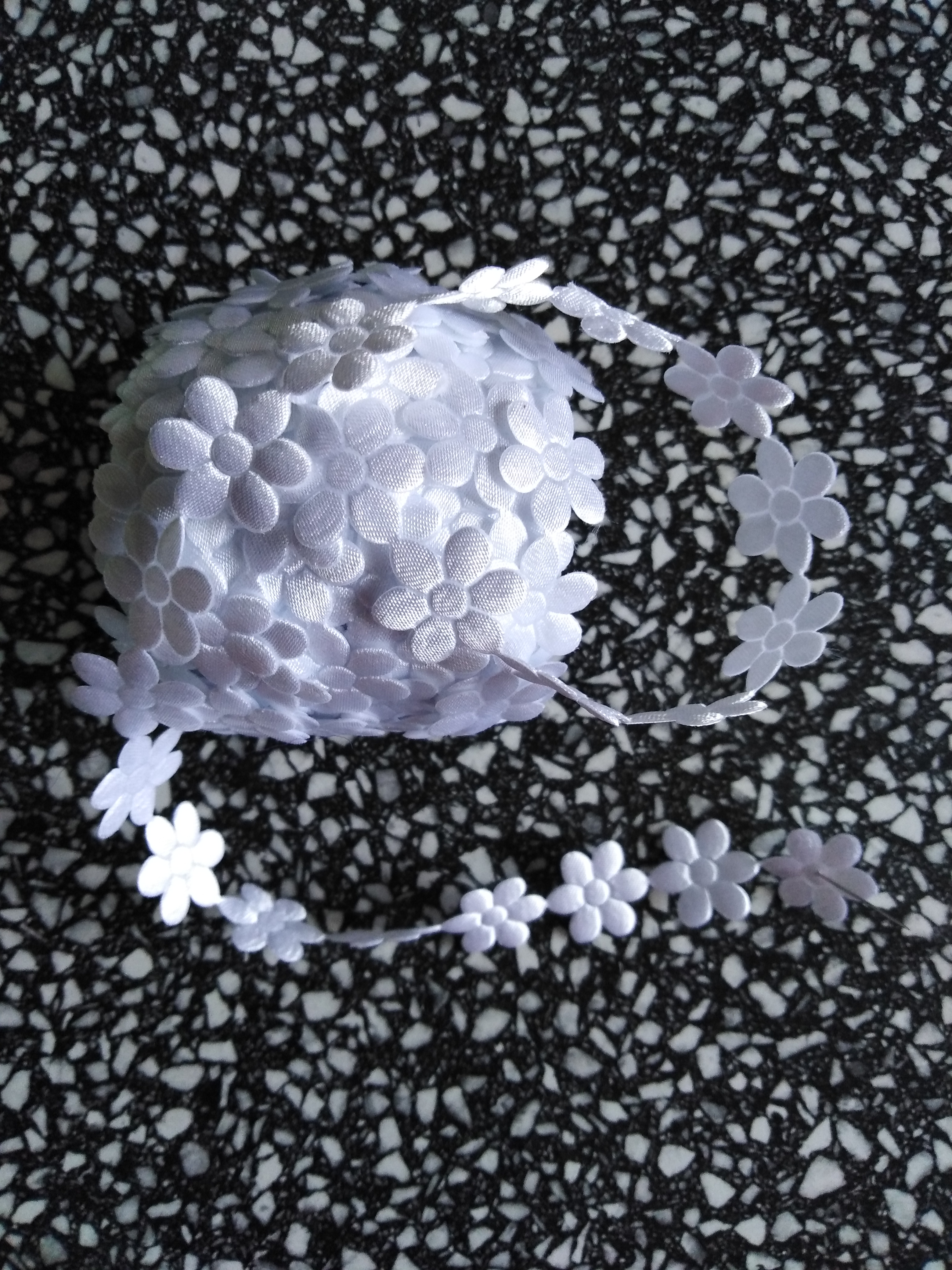 Aplikace metráž - květy velké bílá