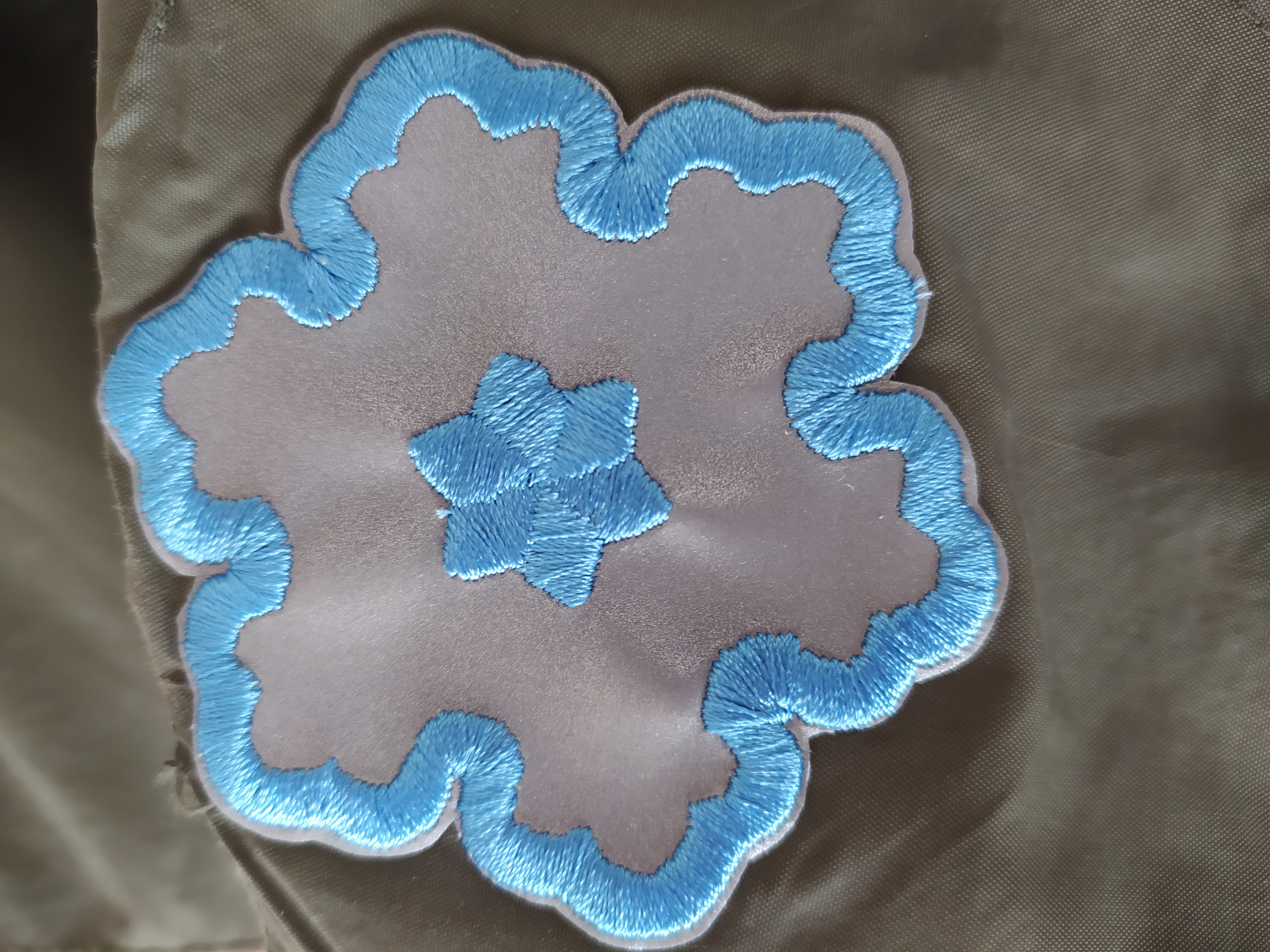 Aplikace reflexní nažehlovací vločka