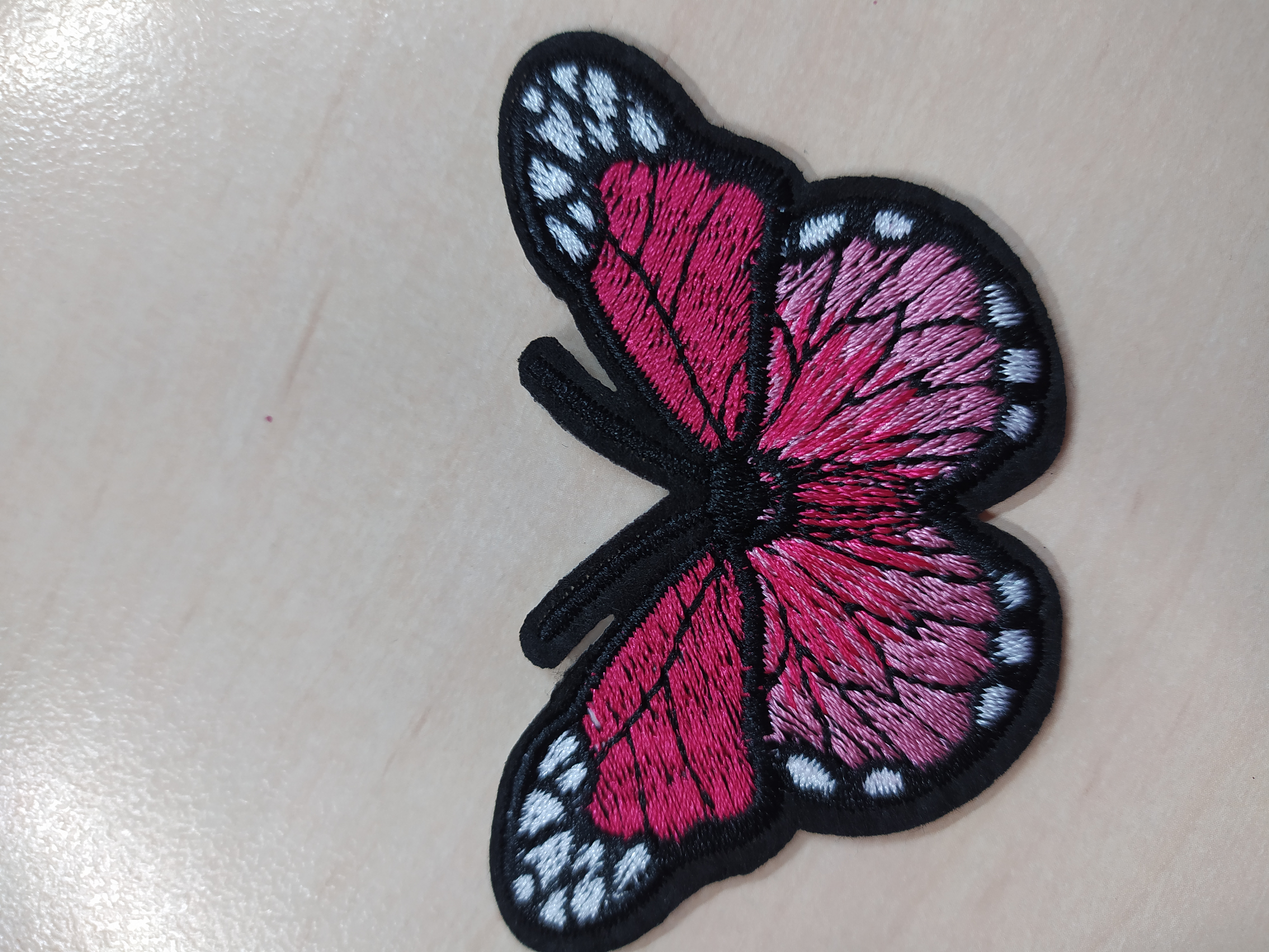 Nažehlovací aplikace - motýl růžový