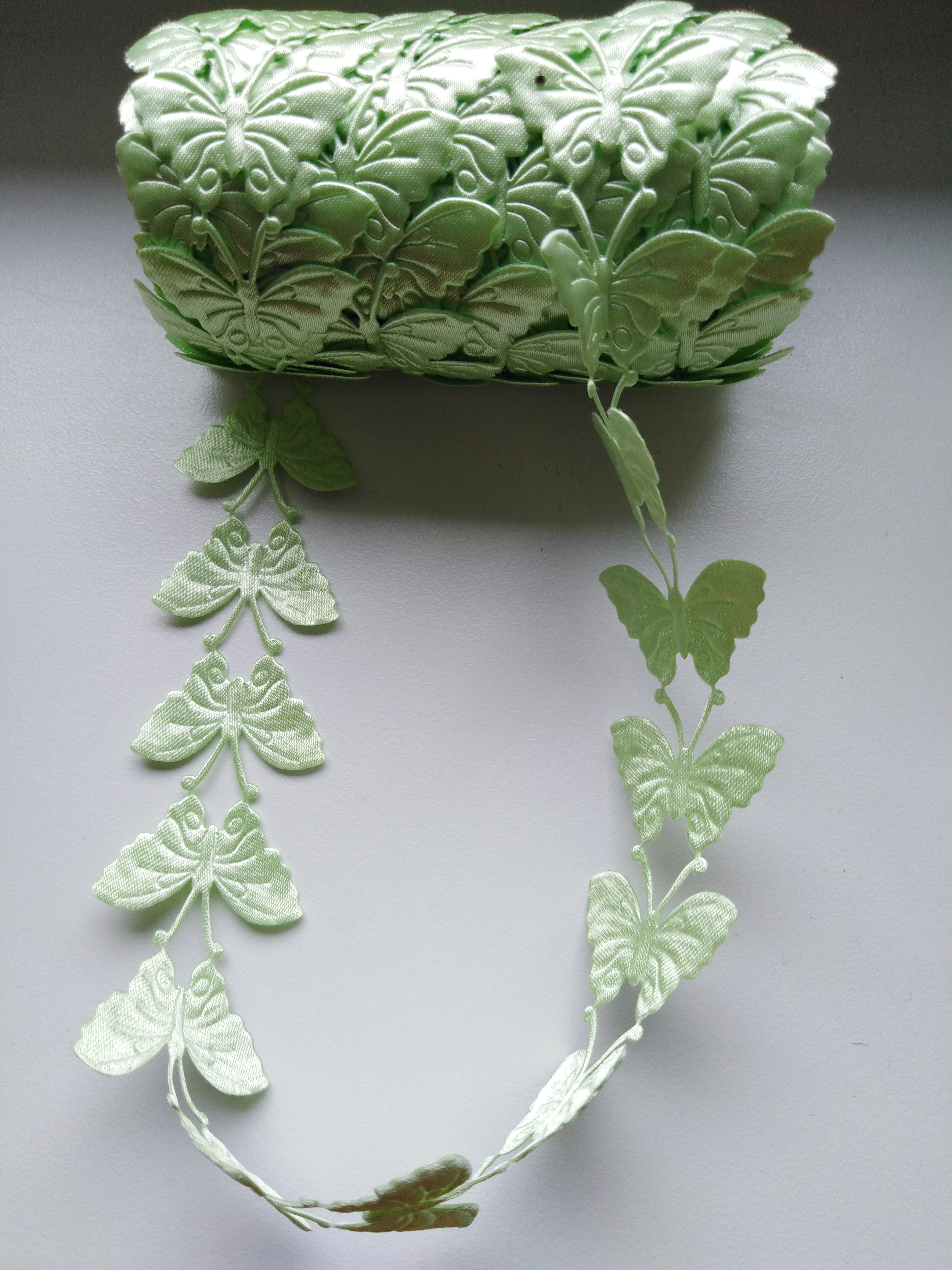 Aplikace metráž - motýlek ledová zeleň