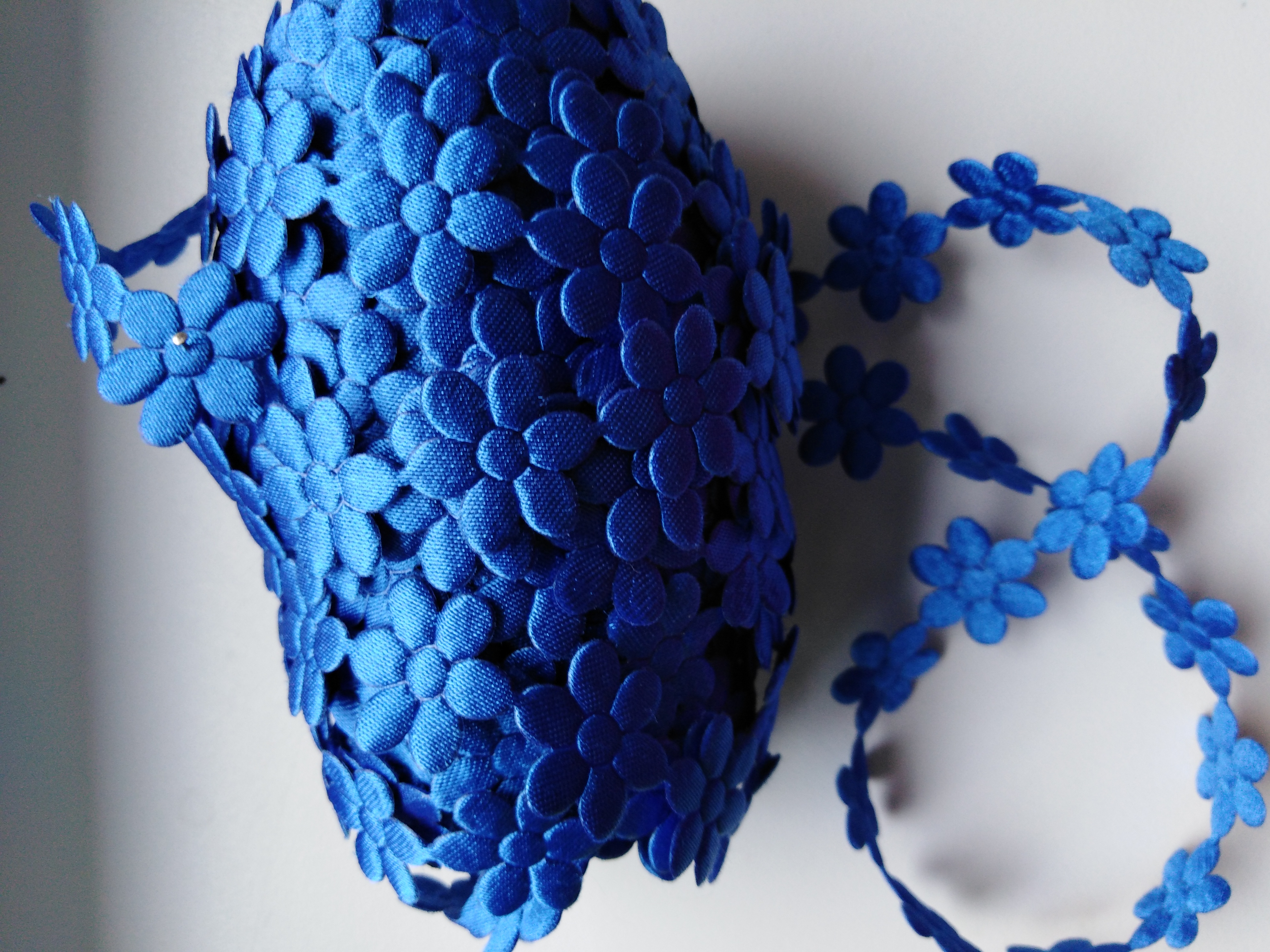 Aplikace metráž - květy velké královská modř