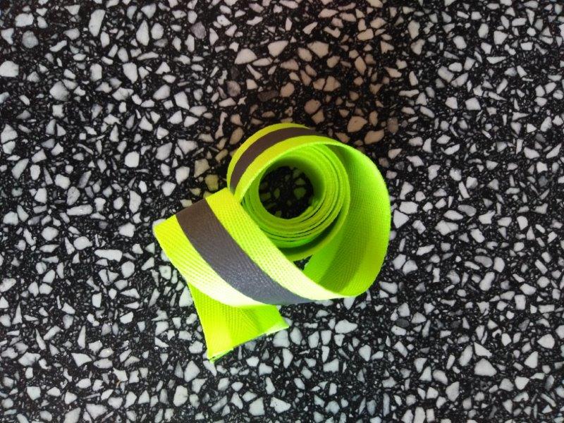 Páska reflexní našívací 25 mm stříbrná-žlutá