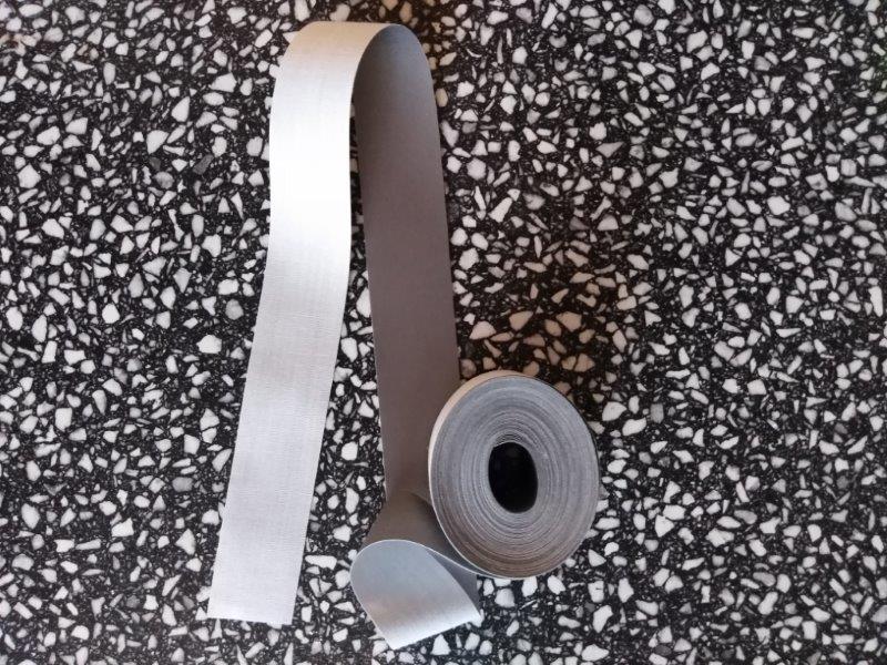 Páska reflexní našívací 25 mm stříbrná