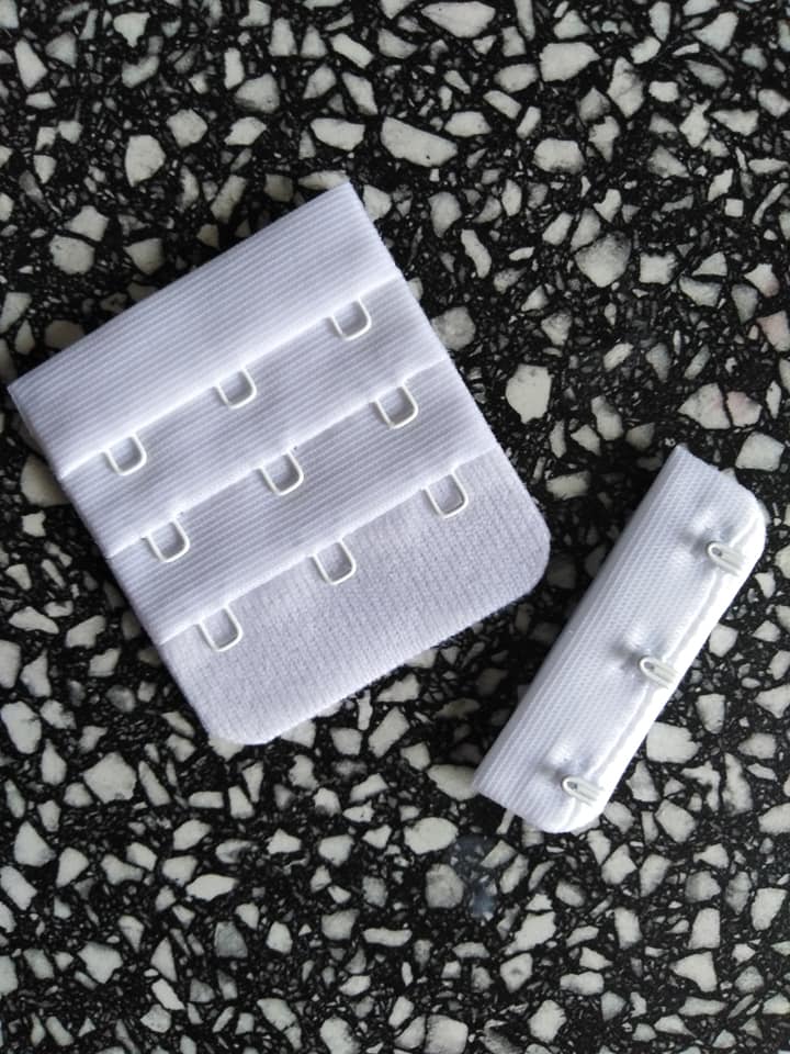 Háčky a očka na stuze 3:3 bílé