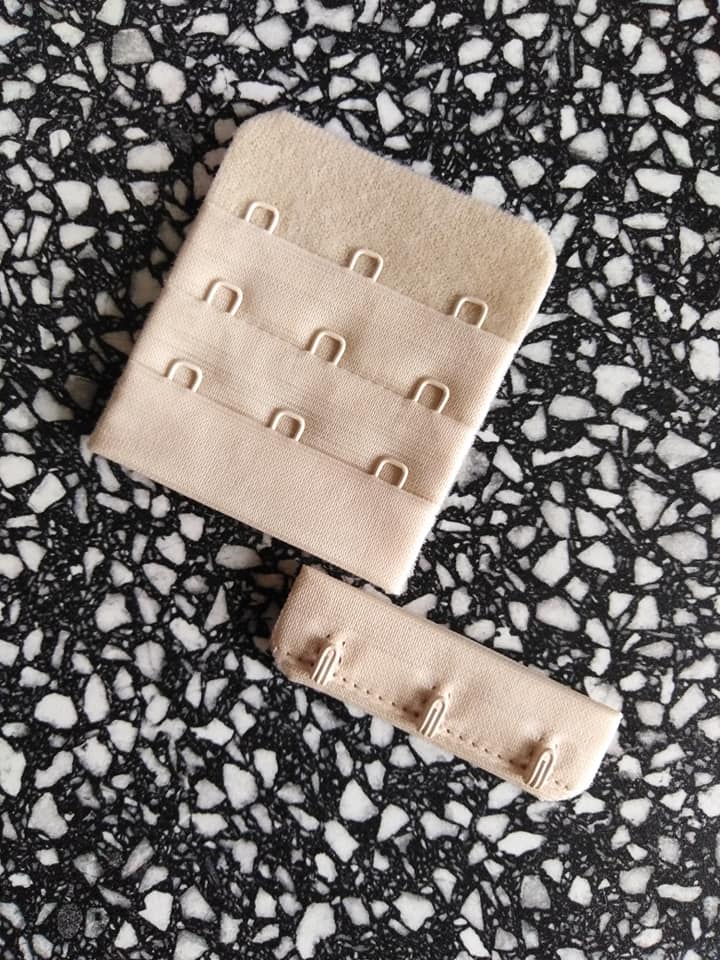 Háčky a očka na stuze 3:3 béžové