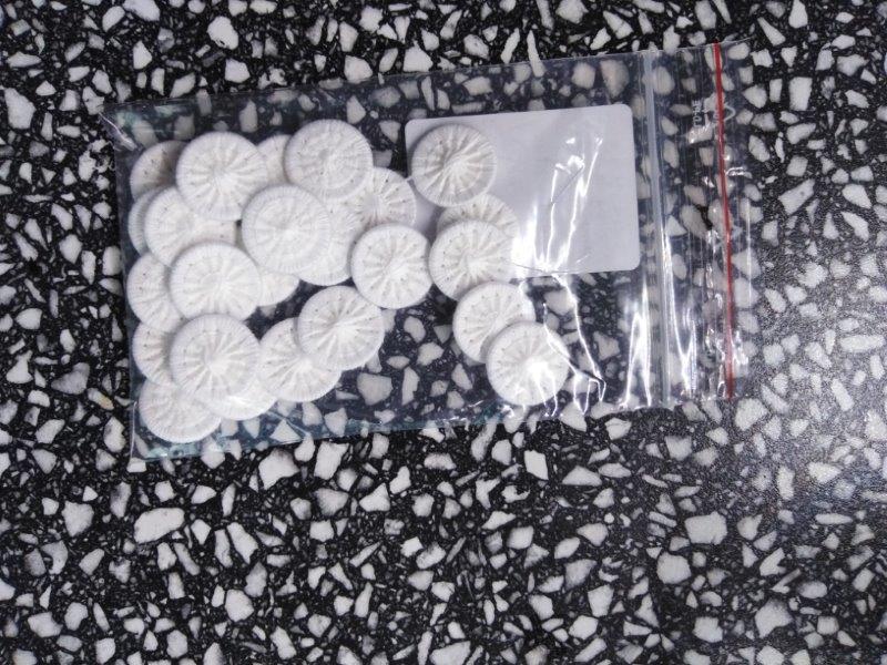 Nítěný knoflík 10 ks karta velikost 20