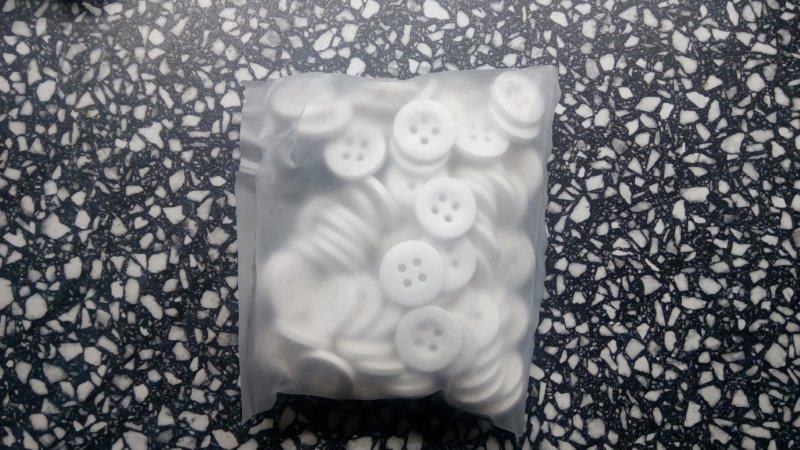 Knoflík montérkový bílý