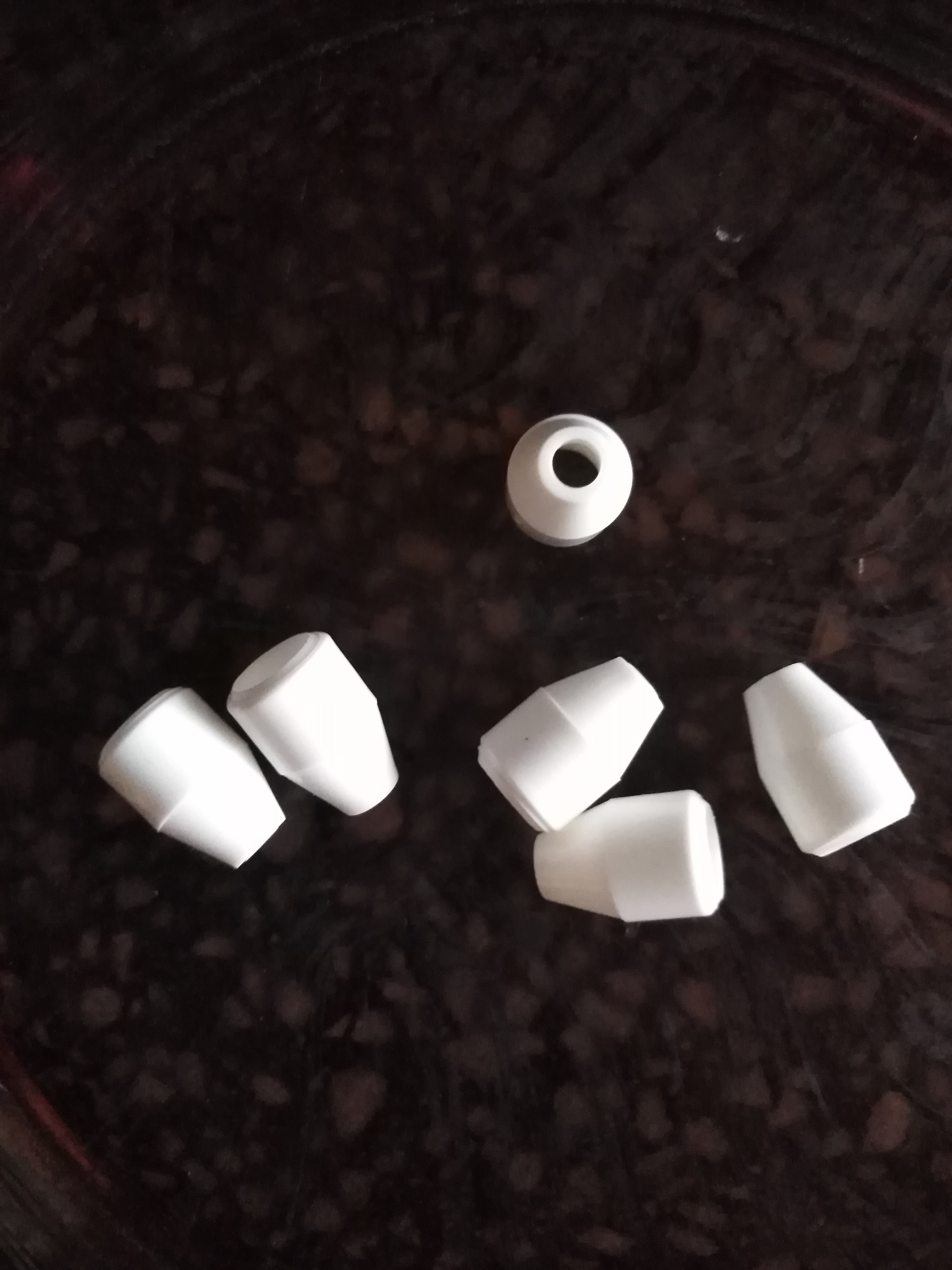 Plastová koncovka na šňůru bílá