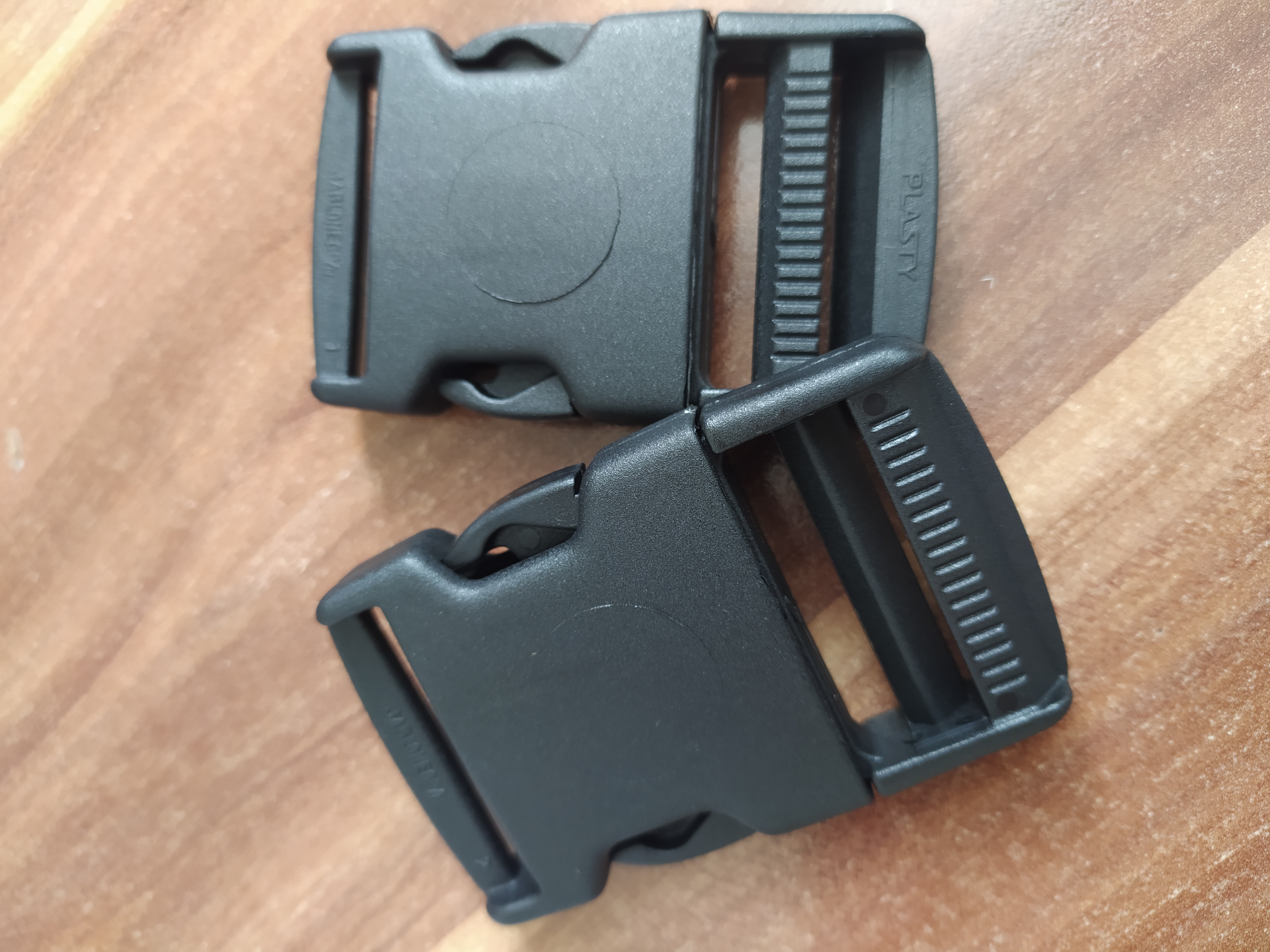 Spona plastová trojzubec 40 mm černá