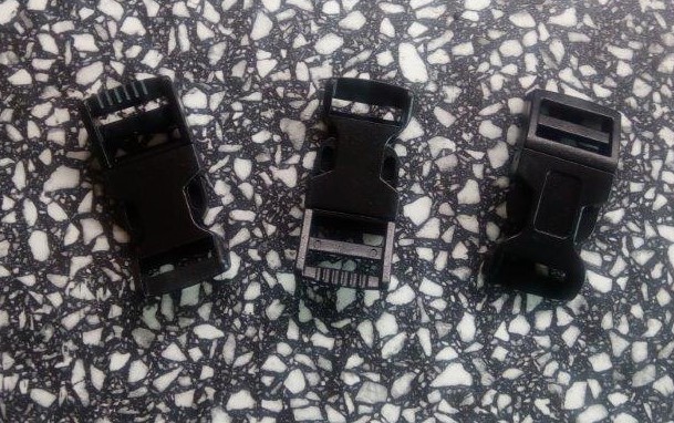 Spona trojzubec 16 mm plastová černá