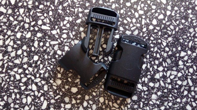 Spona trojzubec 25 mm plastová černá