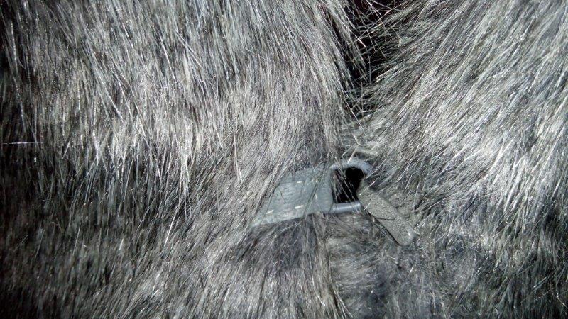 Kožichové zapínání se stuhou tmavě šedé