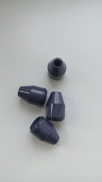 Plastová koncovka na šňůru tmavě šedá