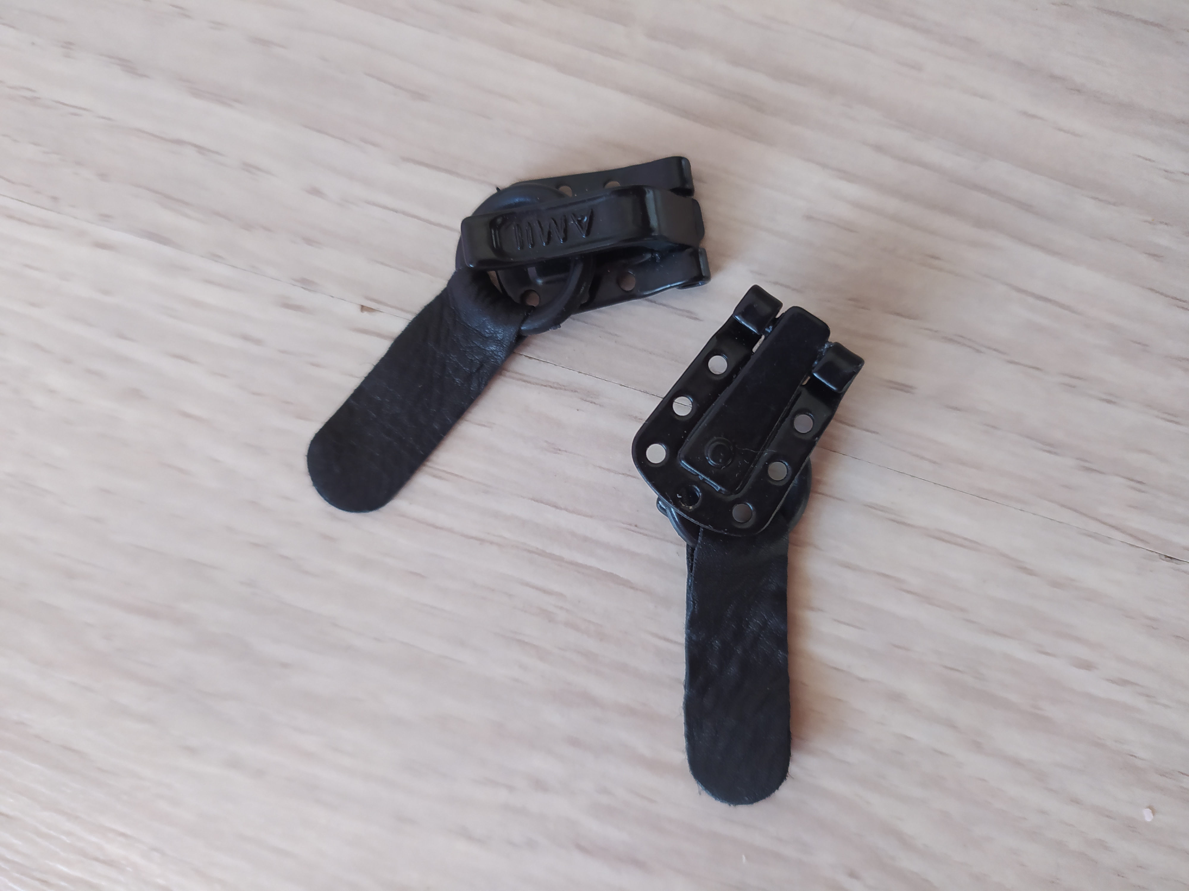 Kožichové zapínání se stuhou černé