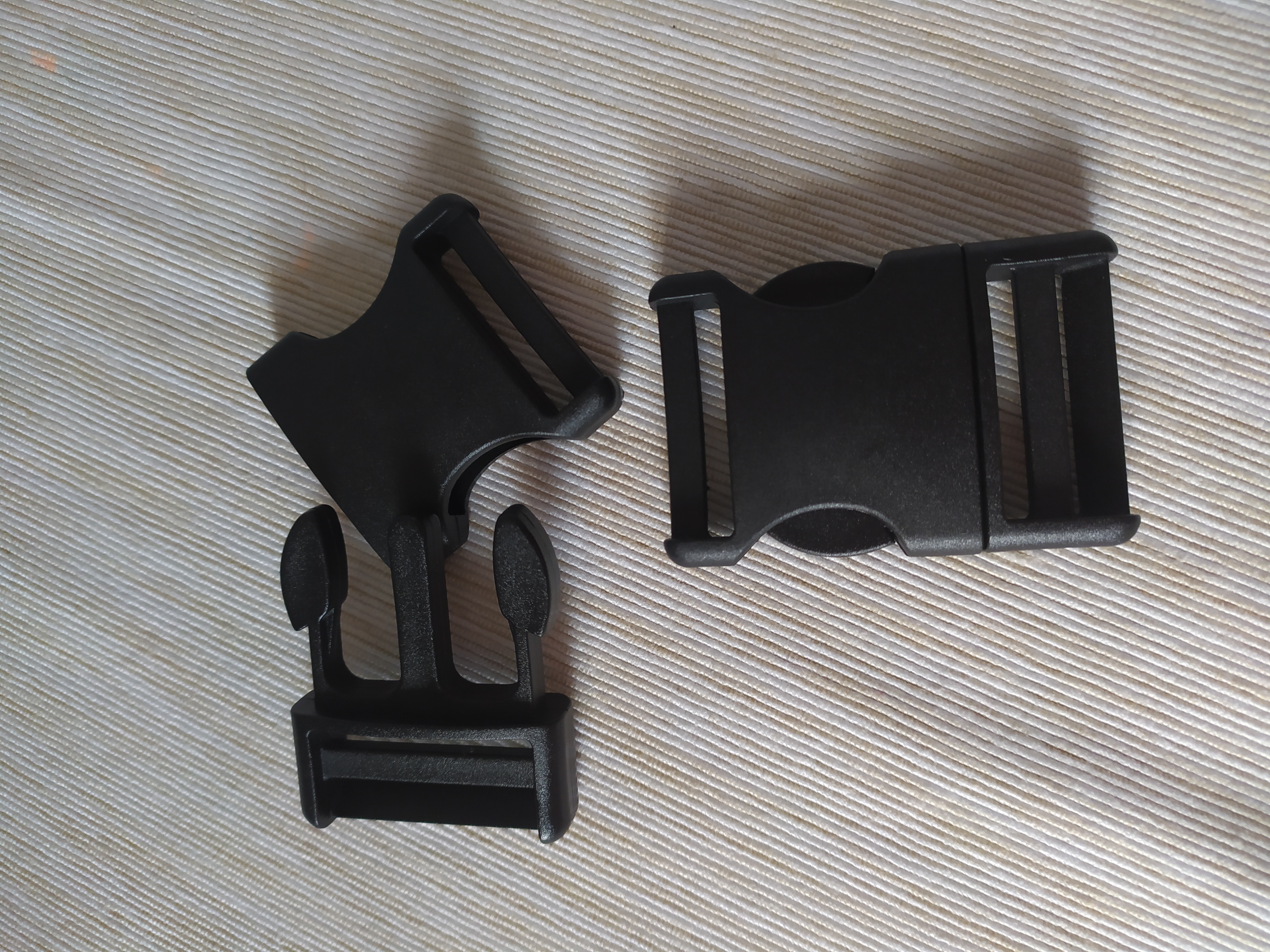 Spona plastová trojzubec 35 mm černá