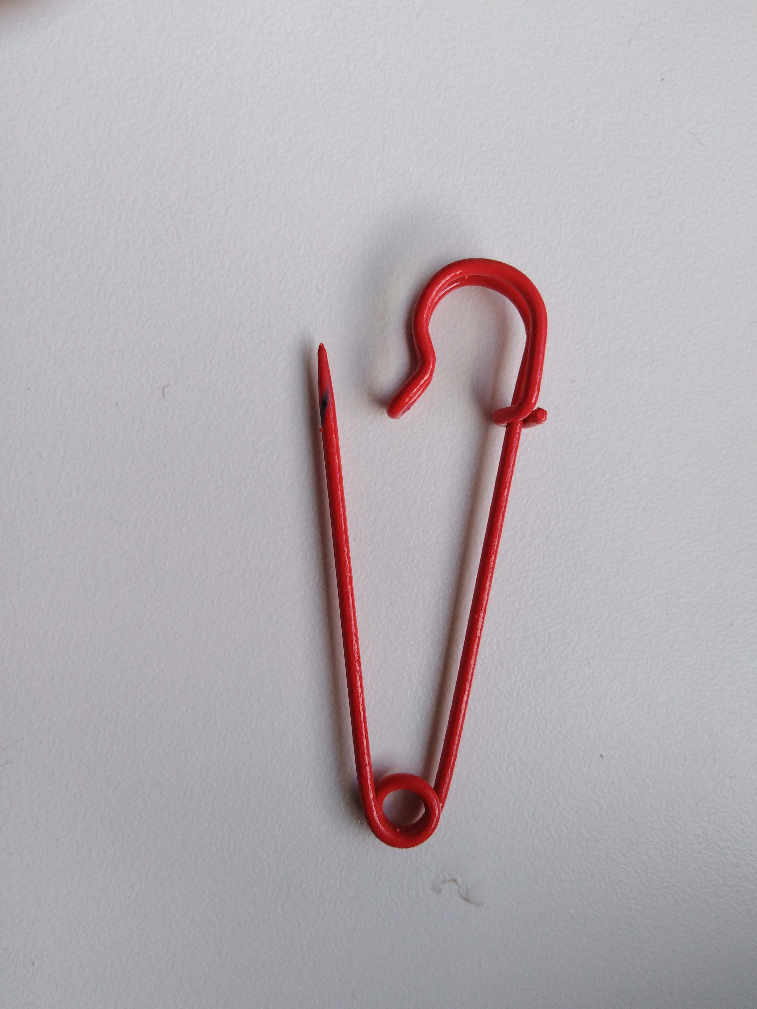 Špendlík zavírací Kilt 70 mm červený