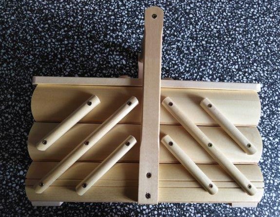 Kazeta na šití dřevěná rozkládací světlá menší