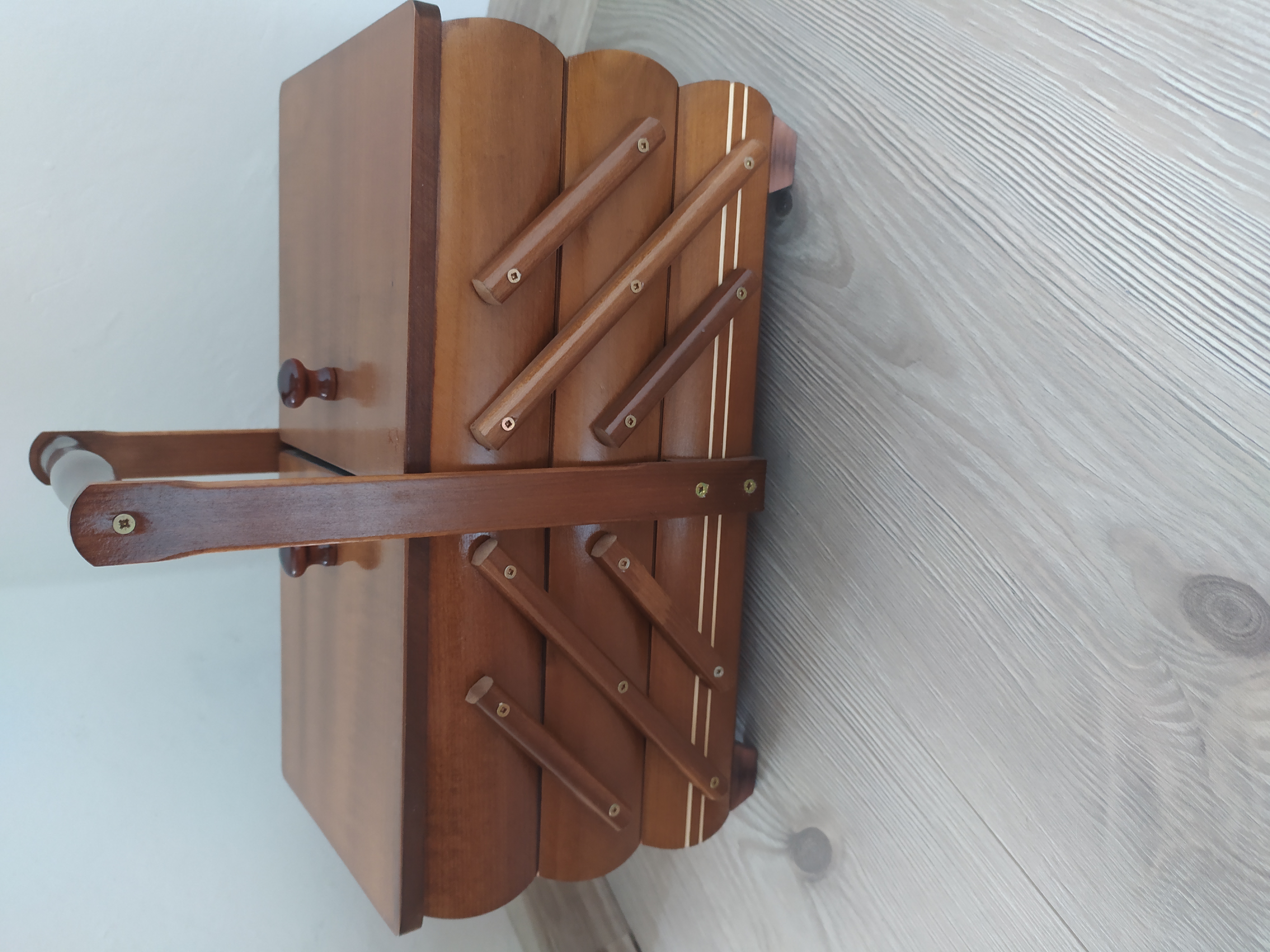 Kazeta na šití dřevěná rozkládací středně hnědá menší