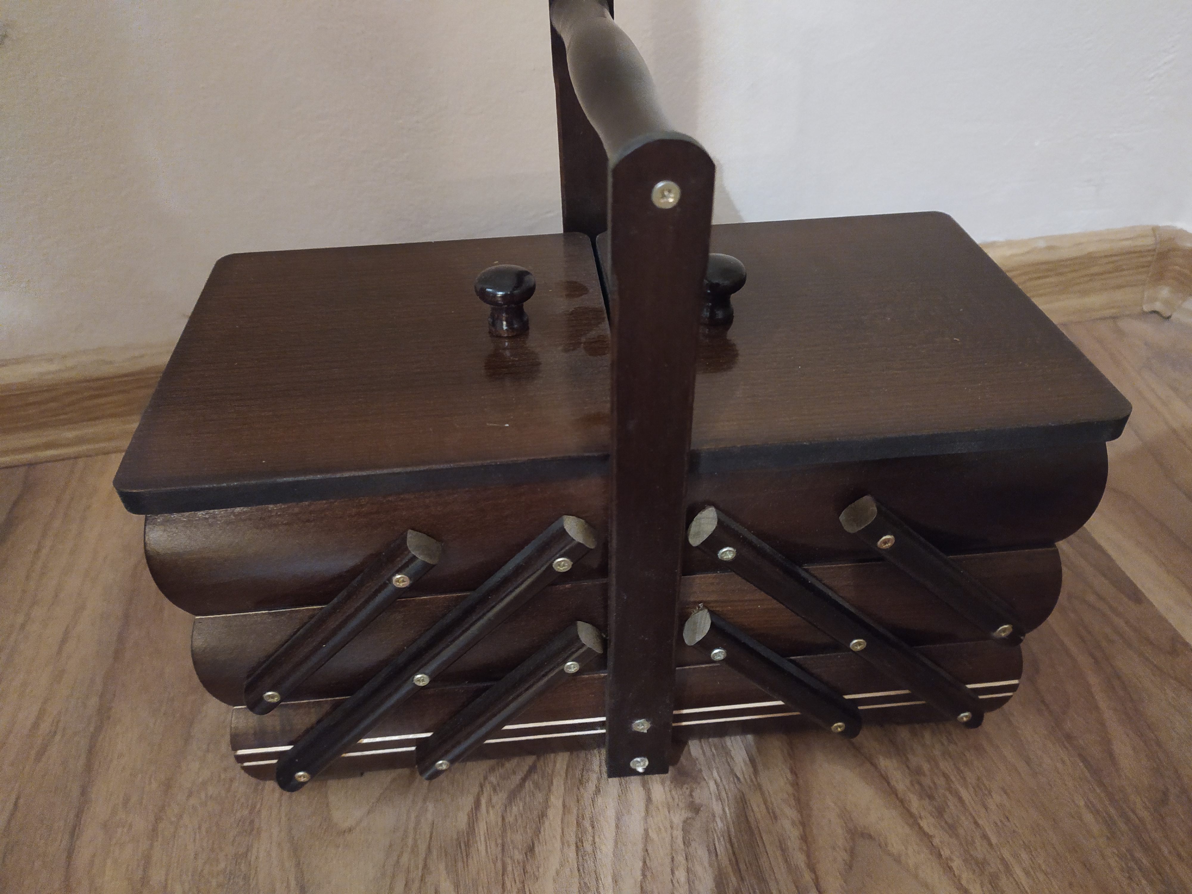 Kazeta na šití dřevěná rozkládací tmavá menší