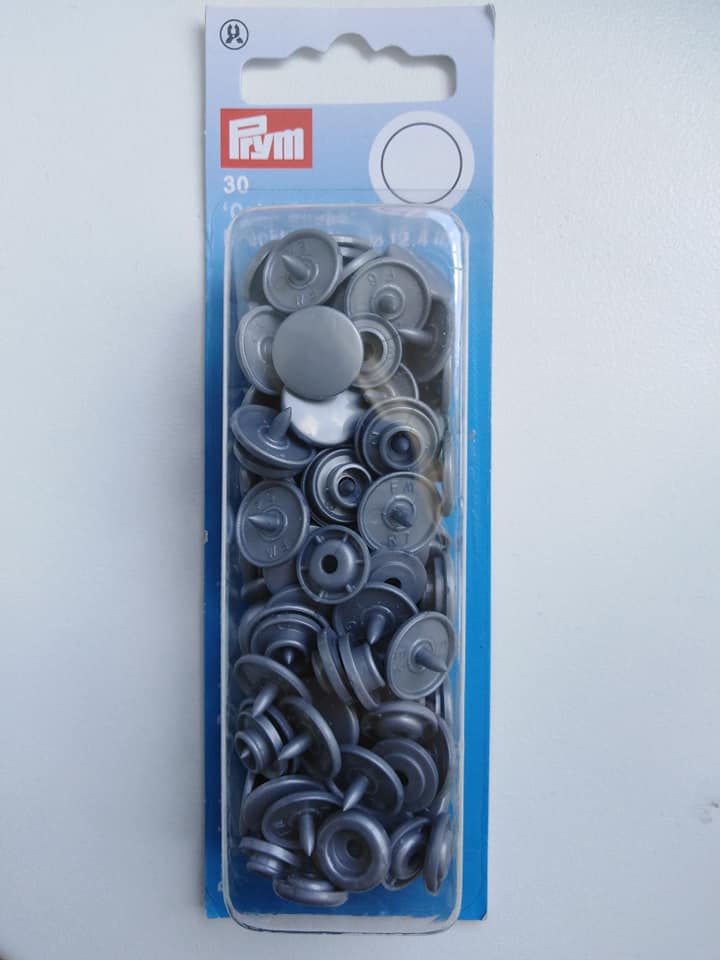 Plastové patentky kulaté stříbřité šedé