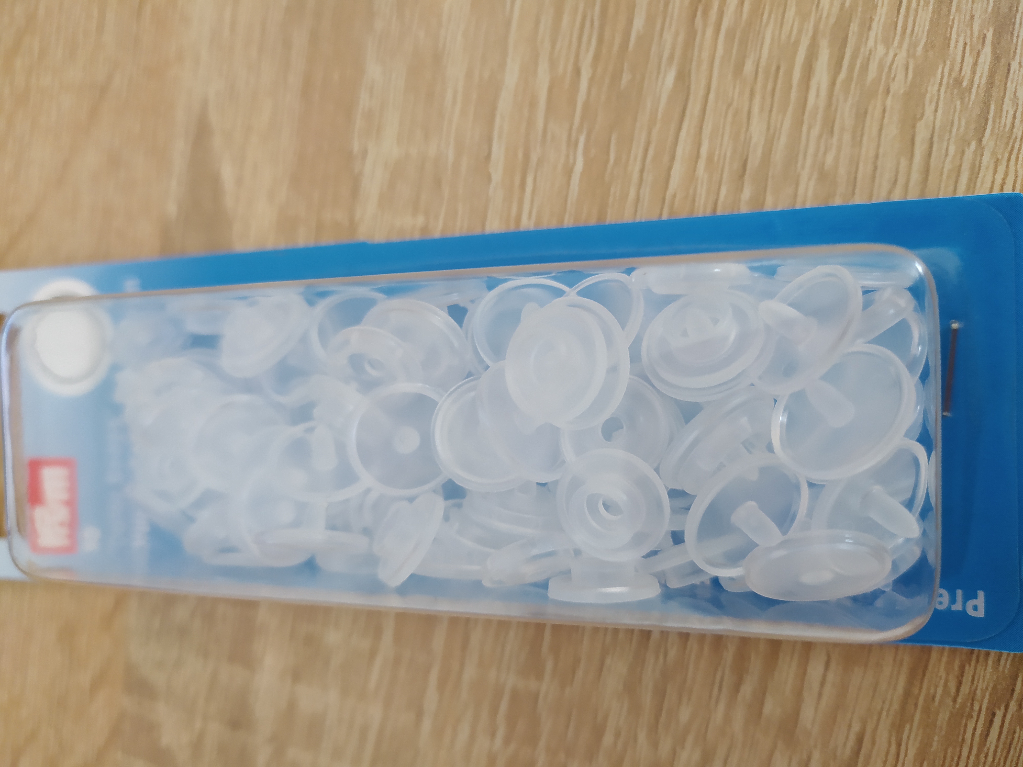 Plastové patentky kulaté transparentní lesklé