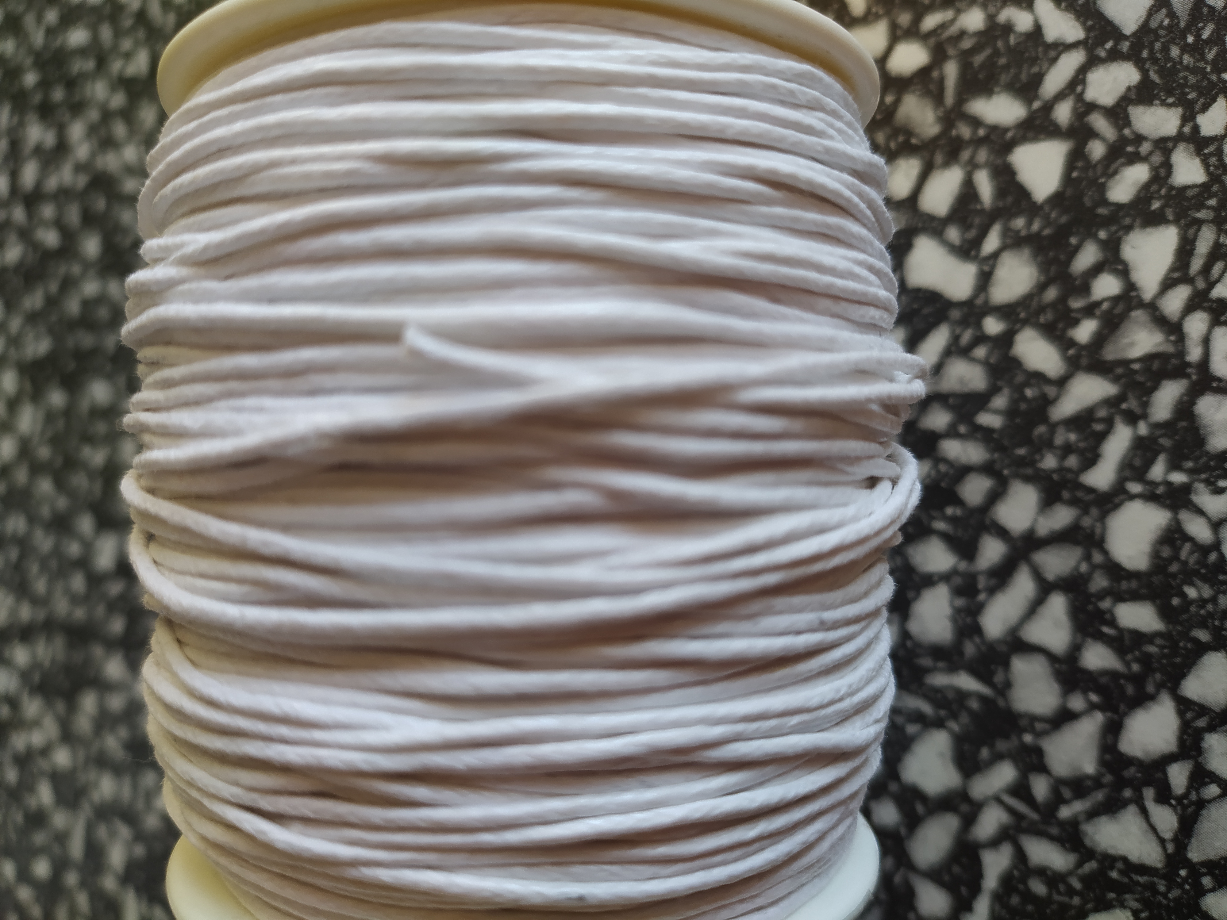 Šňůrka voskovaná 1 mm bílá