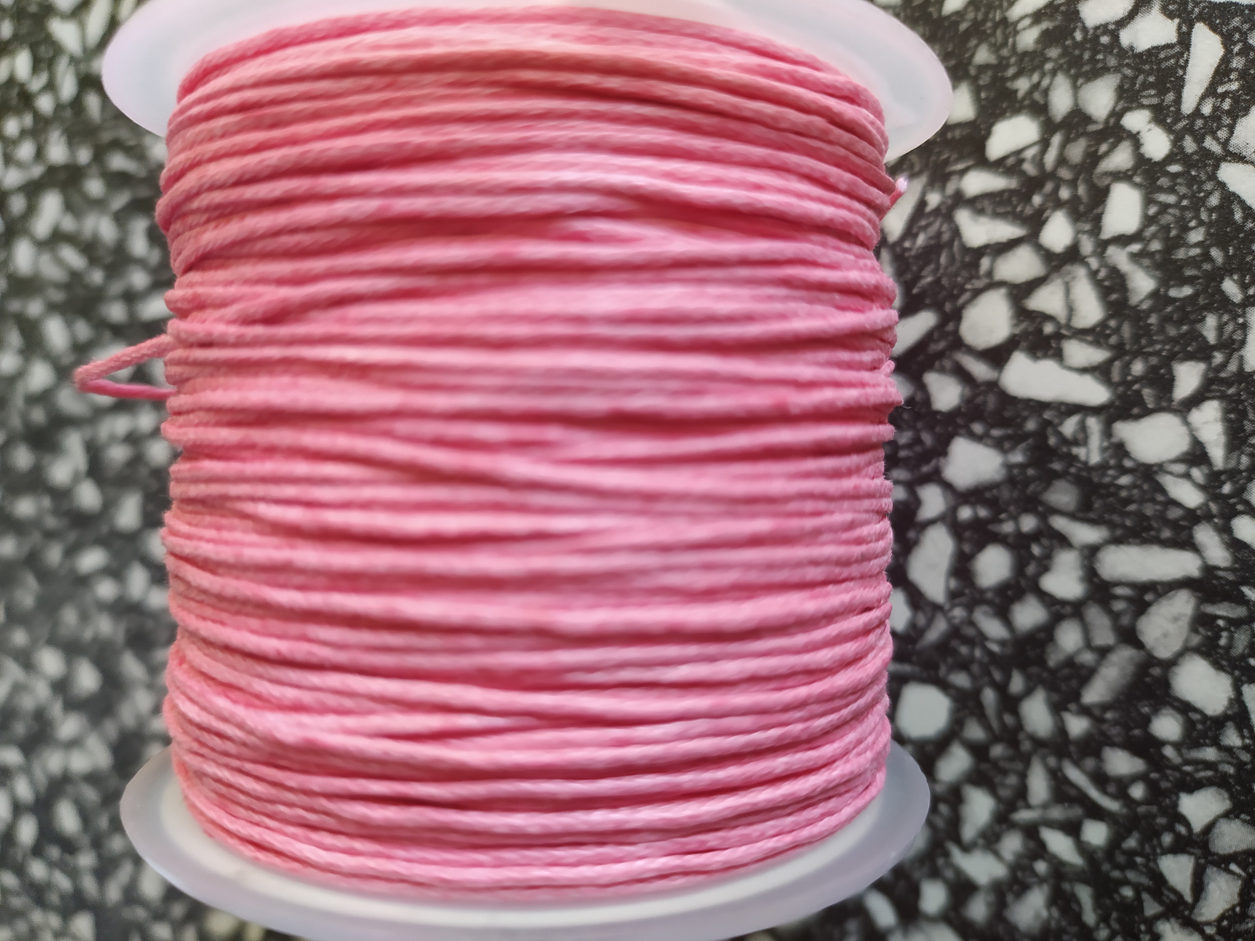 Šňůrka voskovaná 1 mm korálová růžová