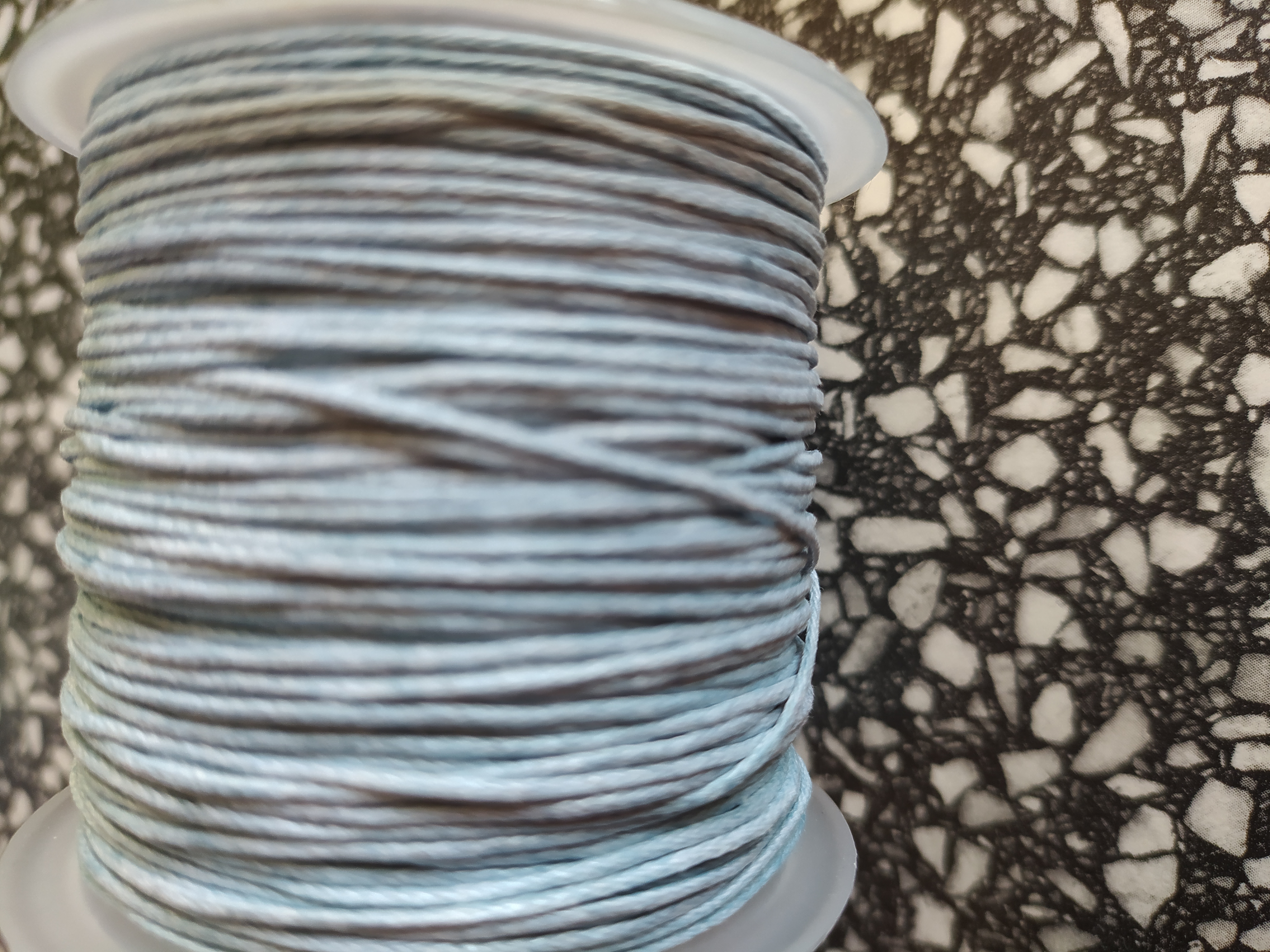 Šňůrka voskovaná 1 mm světle modrá