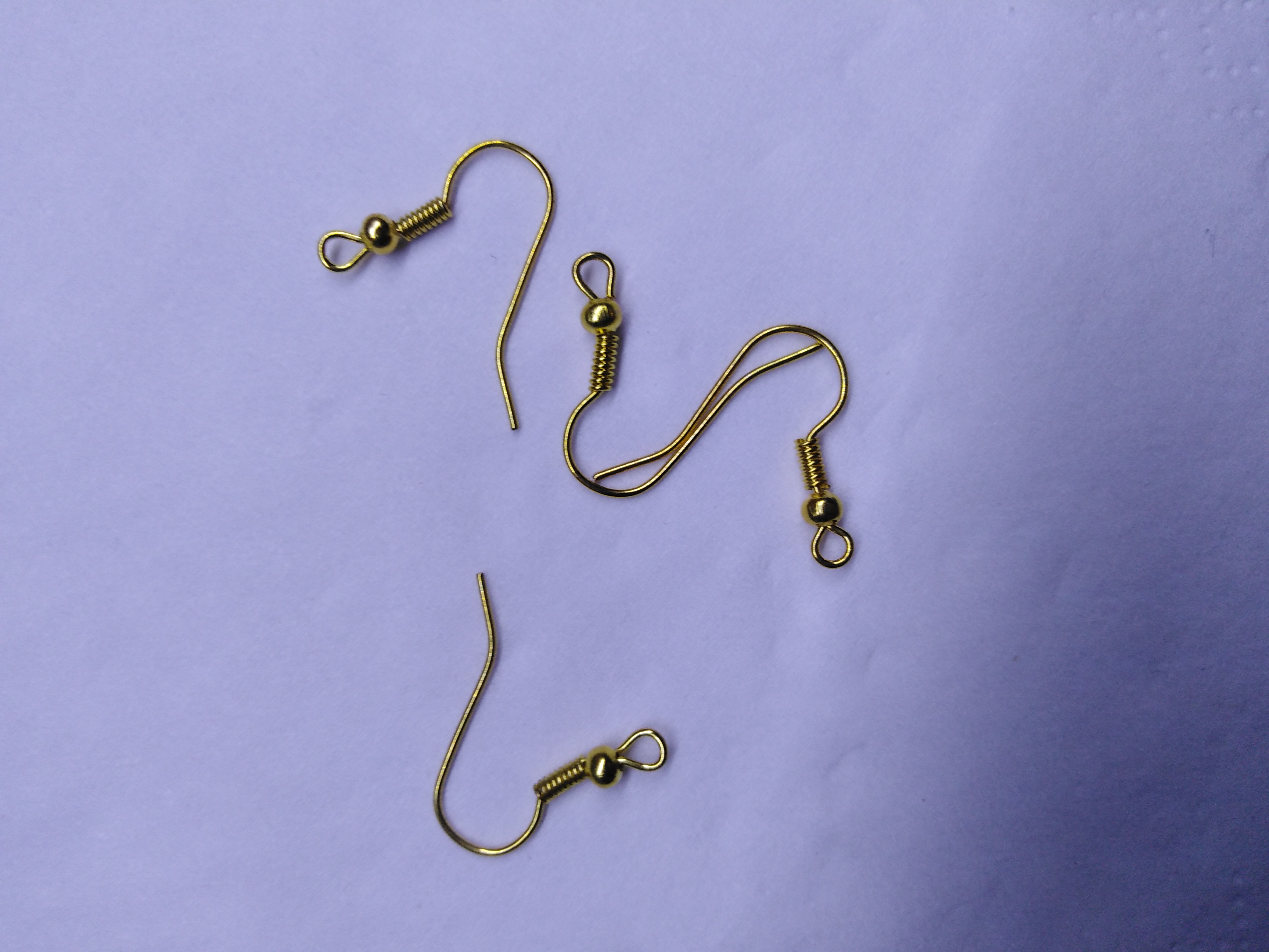 Kovový naušnicový háček zlatý