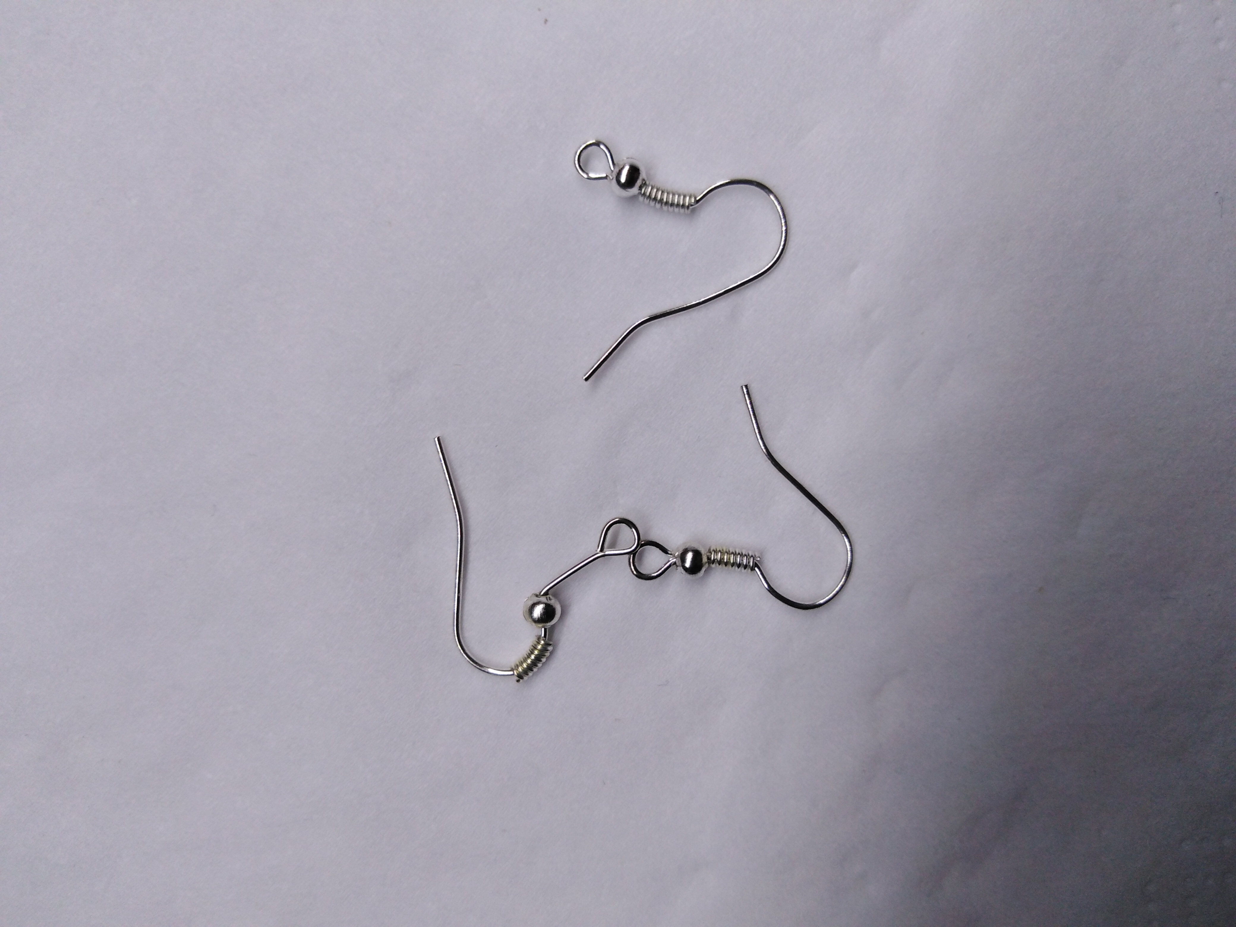 Kovový naušnicový háček bílý kov