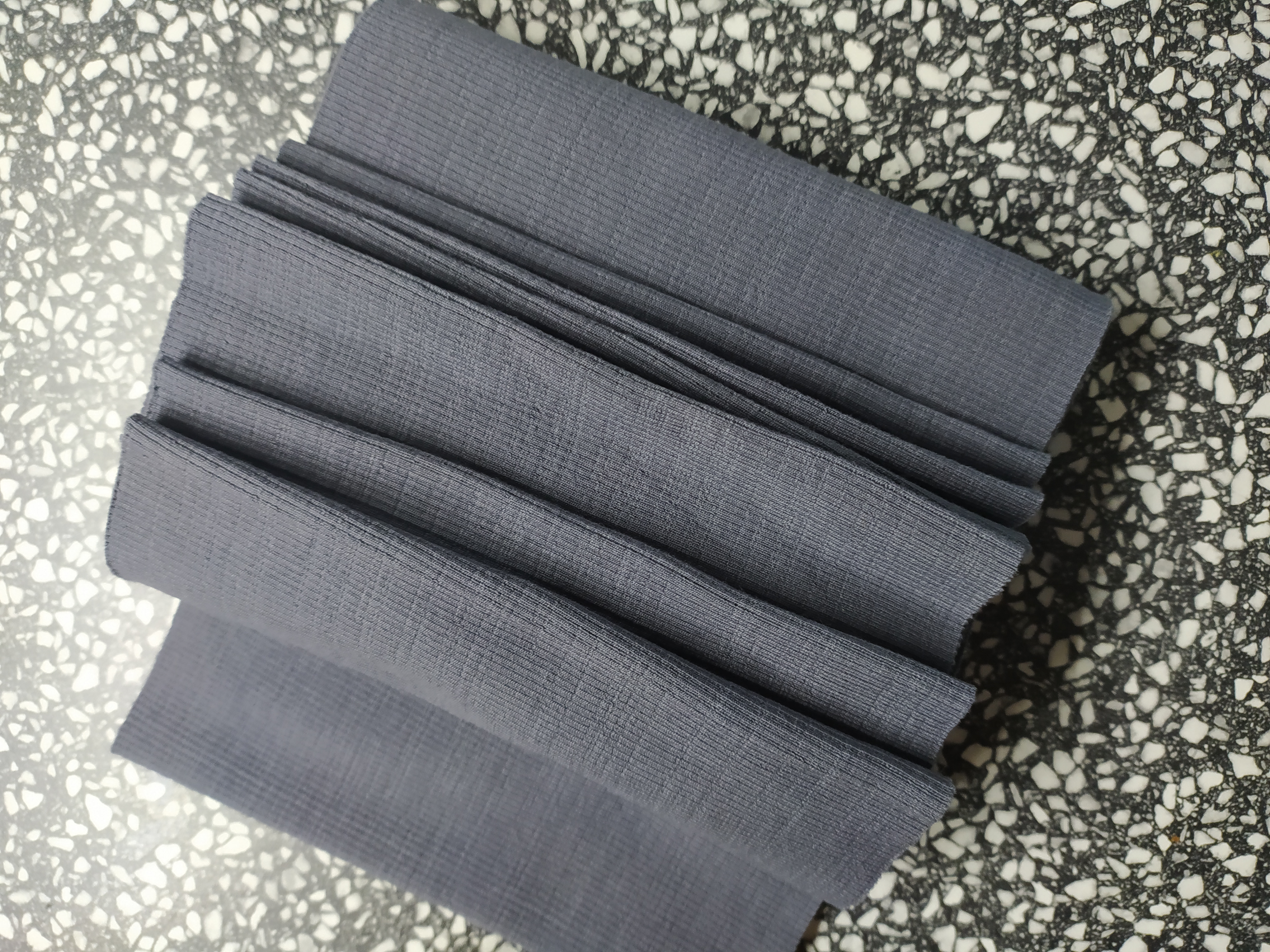 Náplet bavlněný odstřih temně šedý 80 x 16 cm