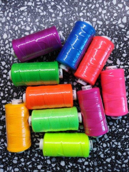 Nitě Unipoly Jeans 10 cívek 200 m neon