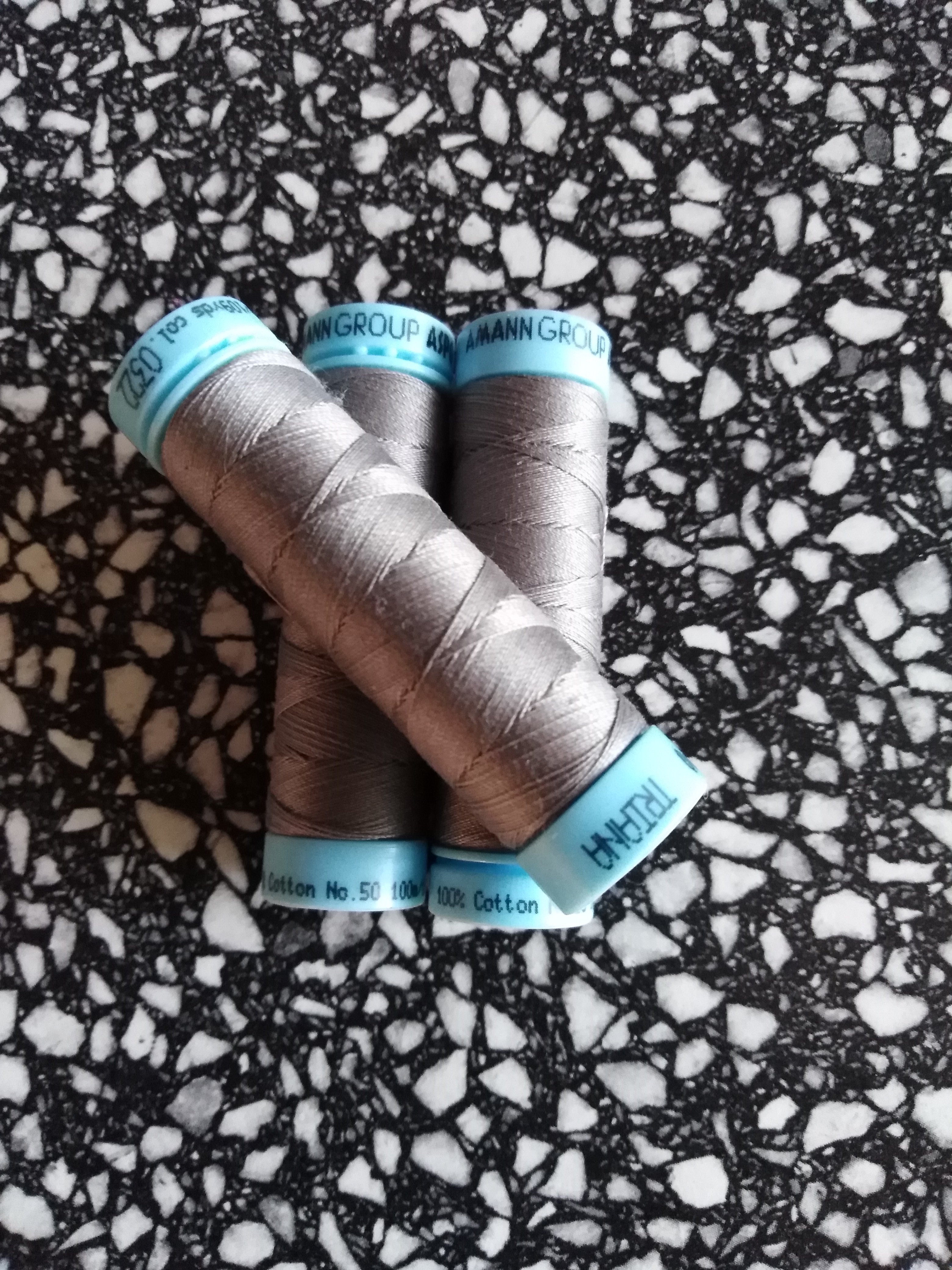 Univerzální bavlněná nit popelavá 322