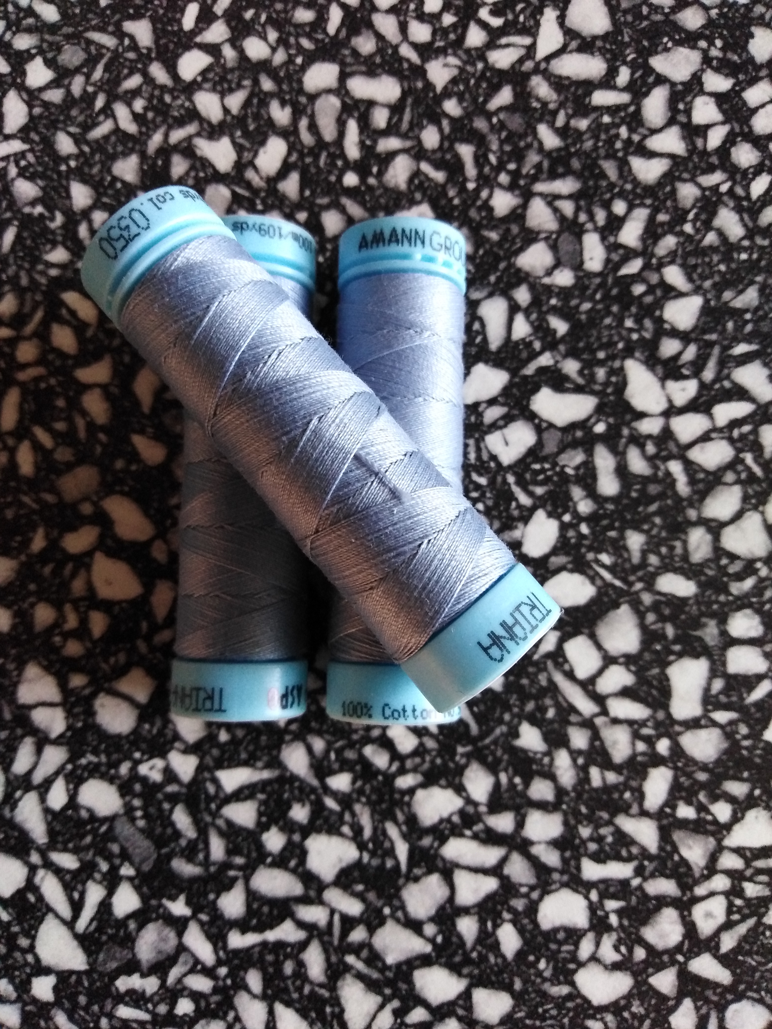 Univerzální bavlněná nit popelavě modrá 350