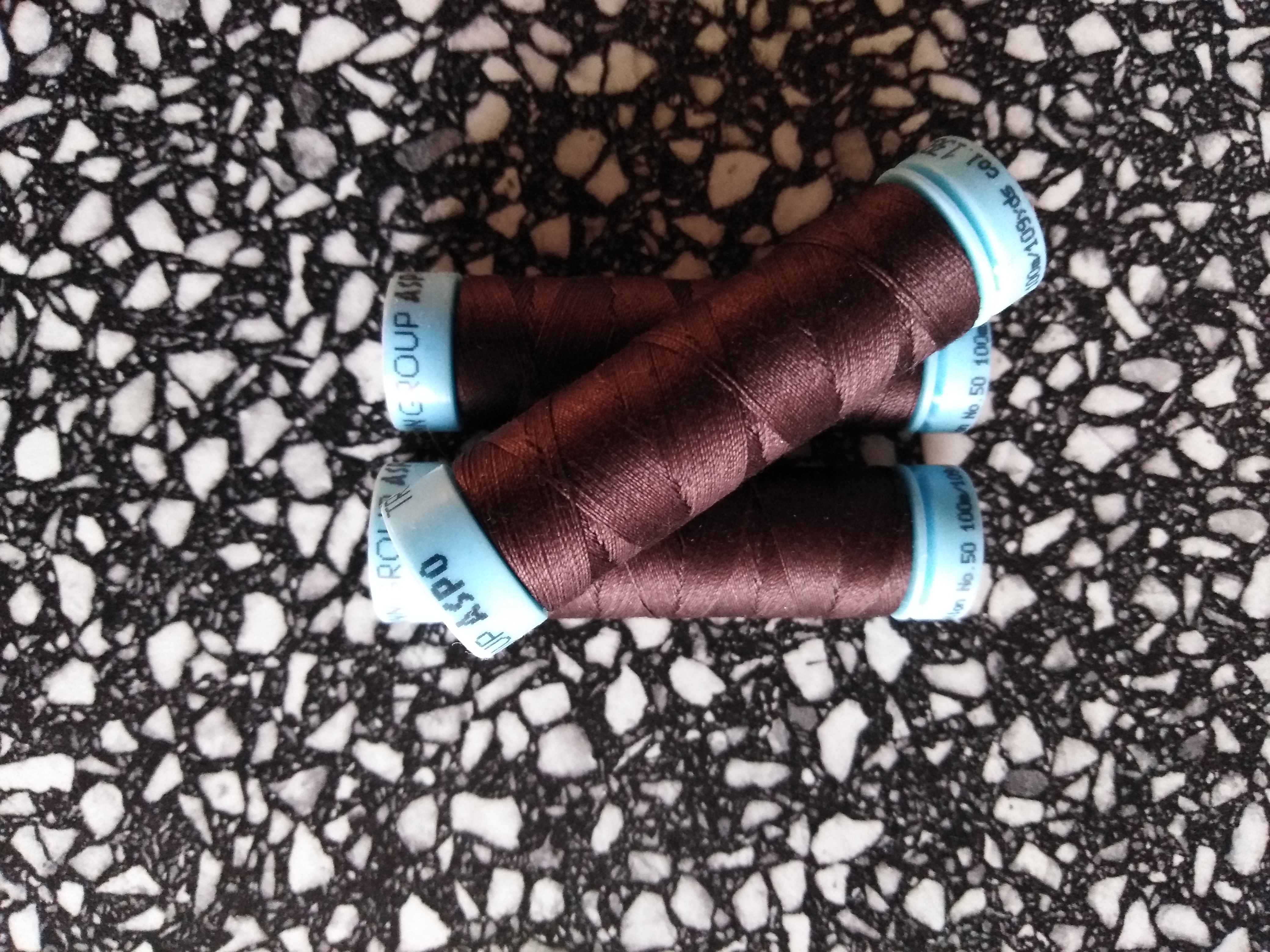 Univerzální bavlněná nit sobolí hněď 1382