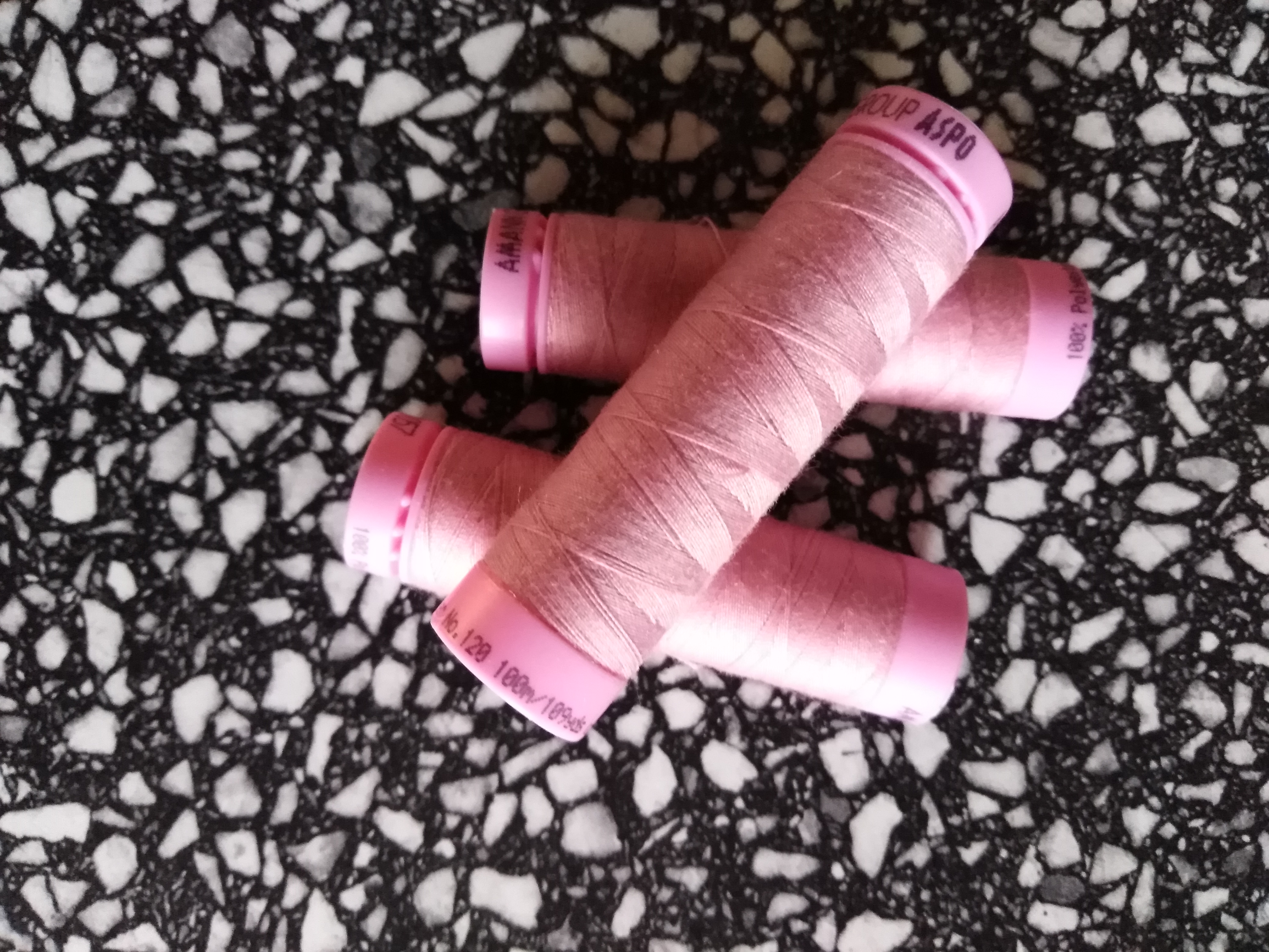 Nitě univerzální PES 100 m střední růž 1057