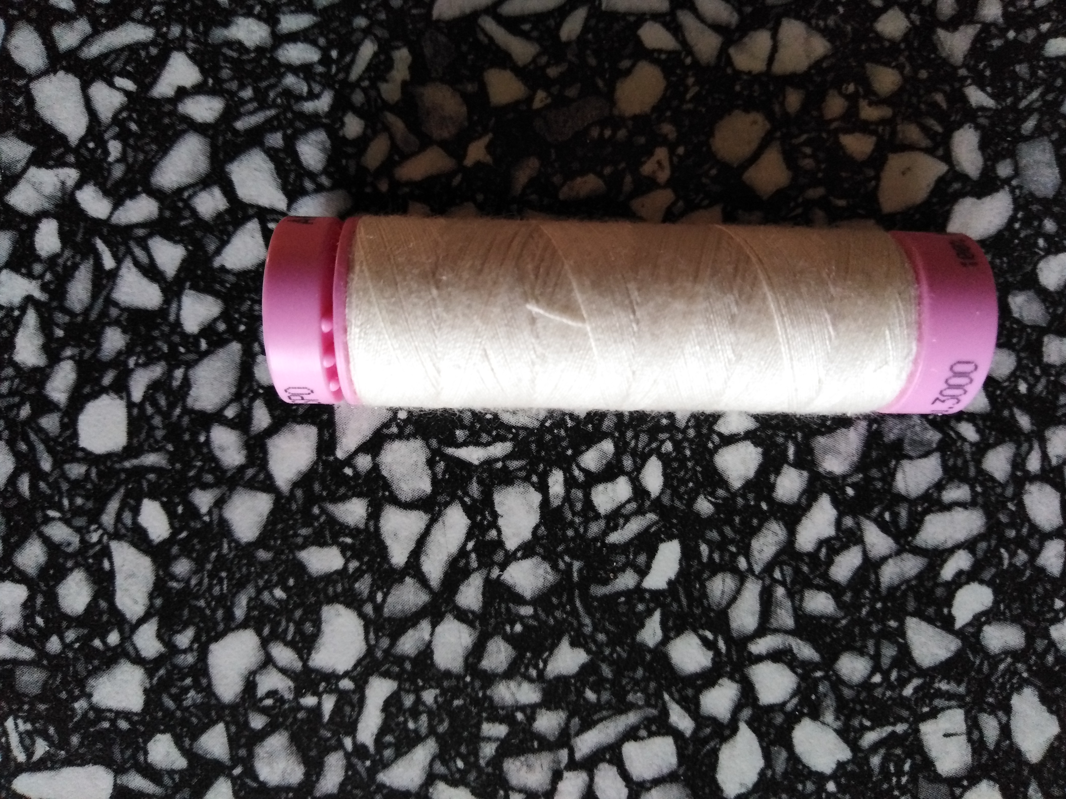 Nitě univerzální PES 100 m krémová 3000