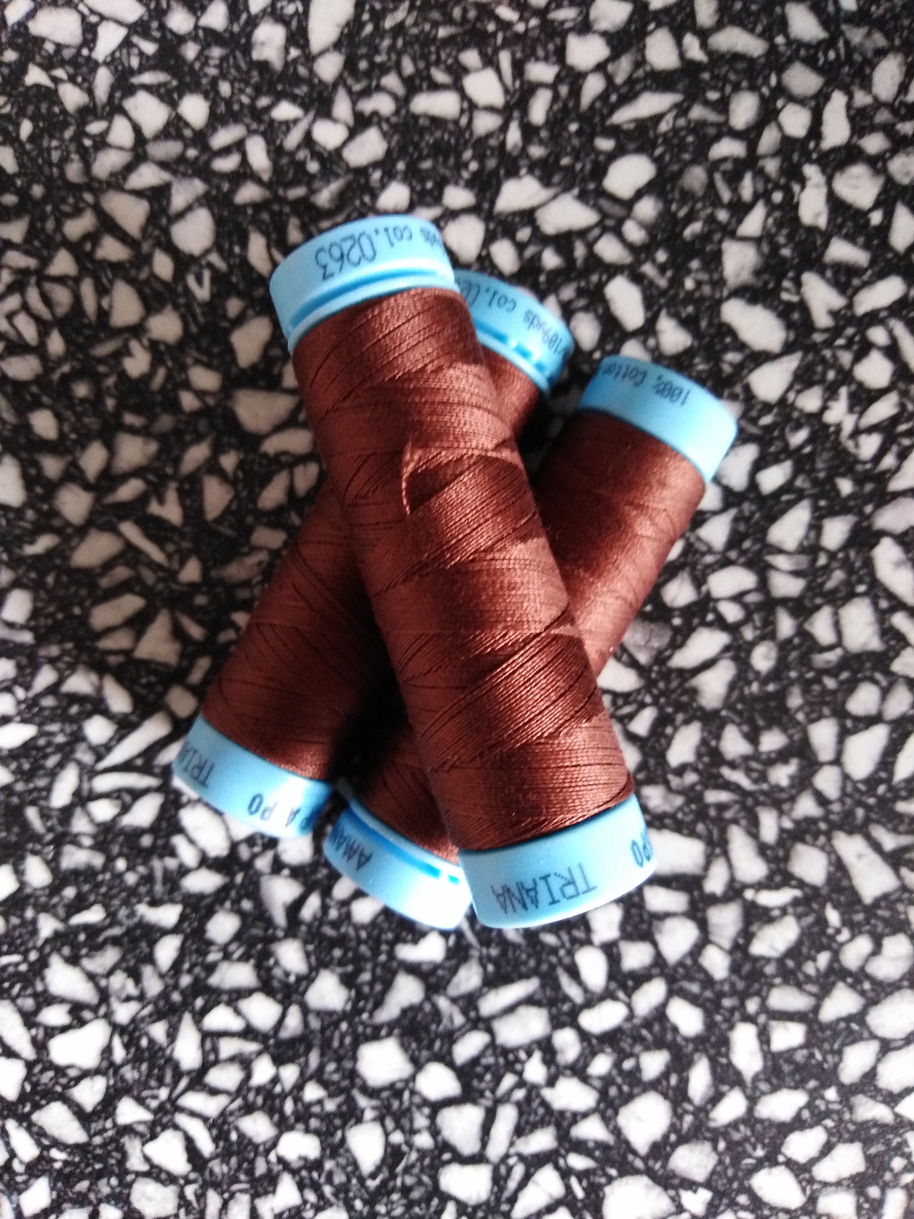 Univerzální bavlněná nit hnědá 263