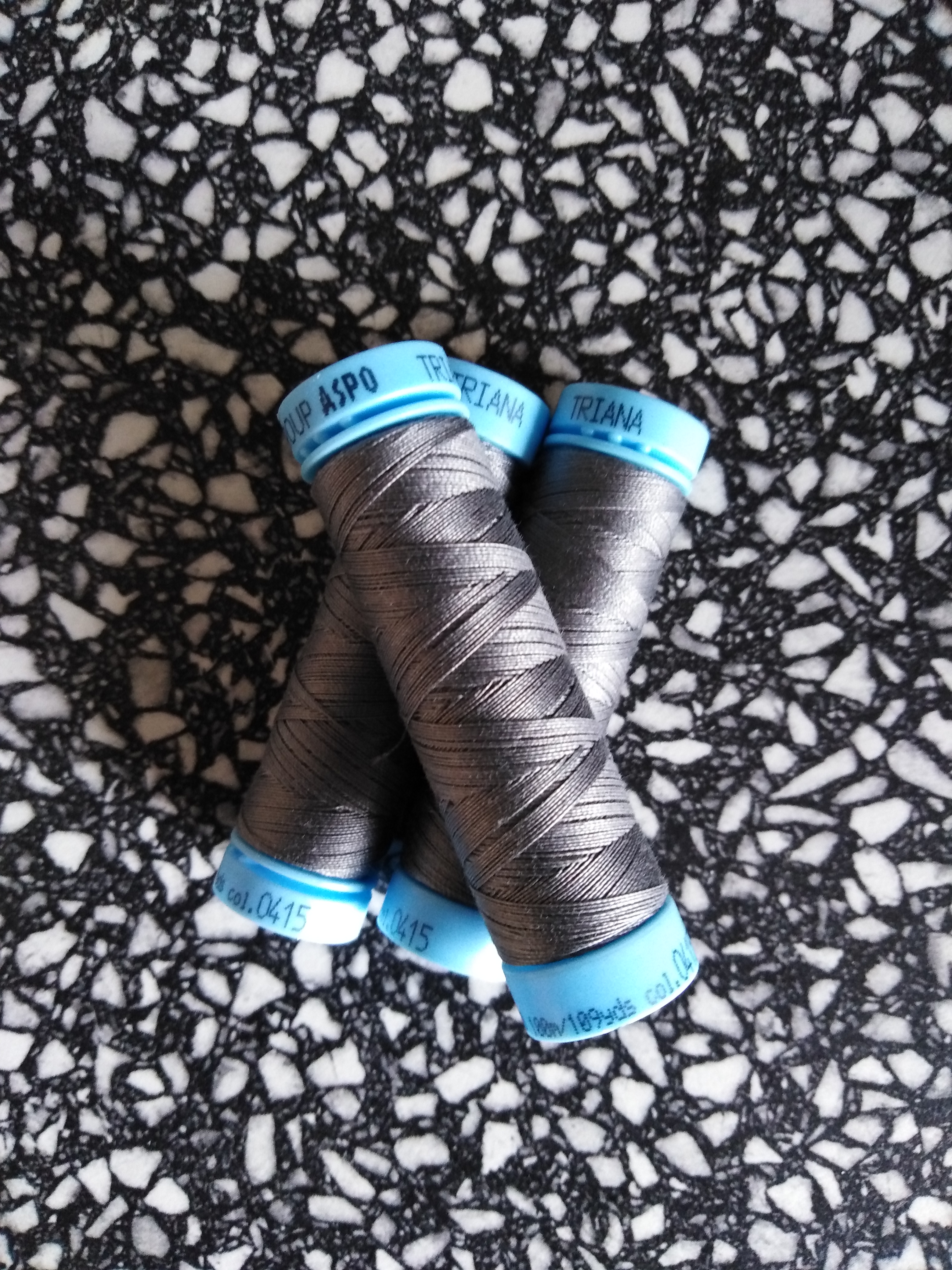 Univerzální bavlněná nit tmavě šedá 415