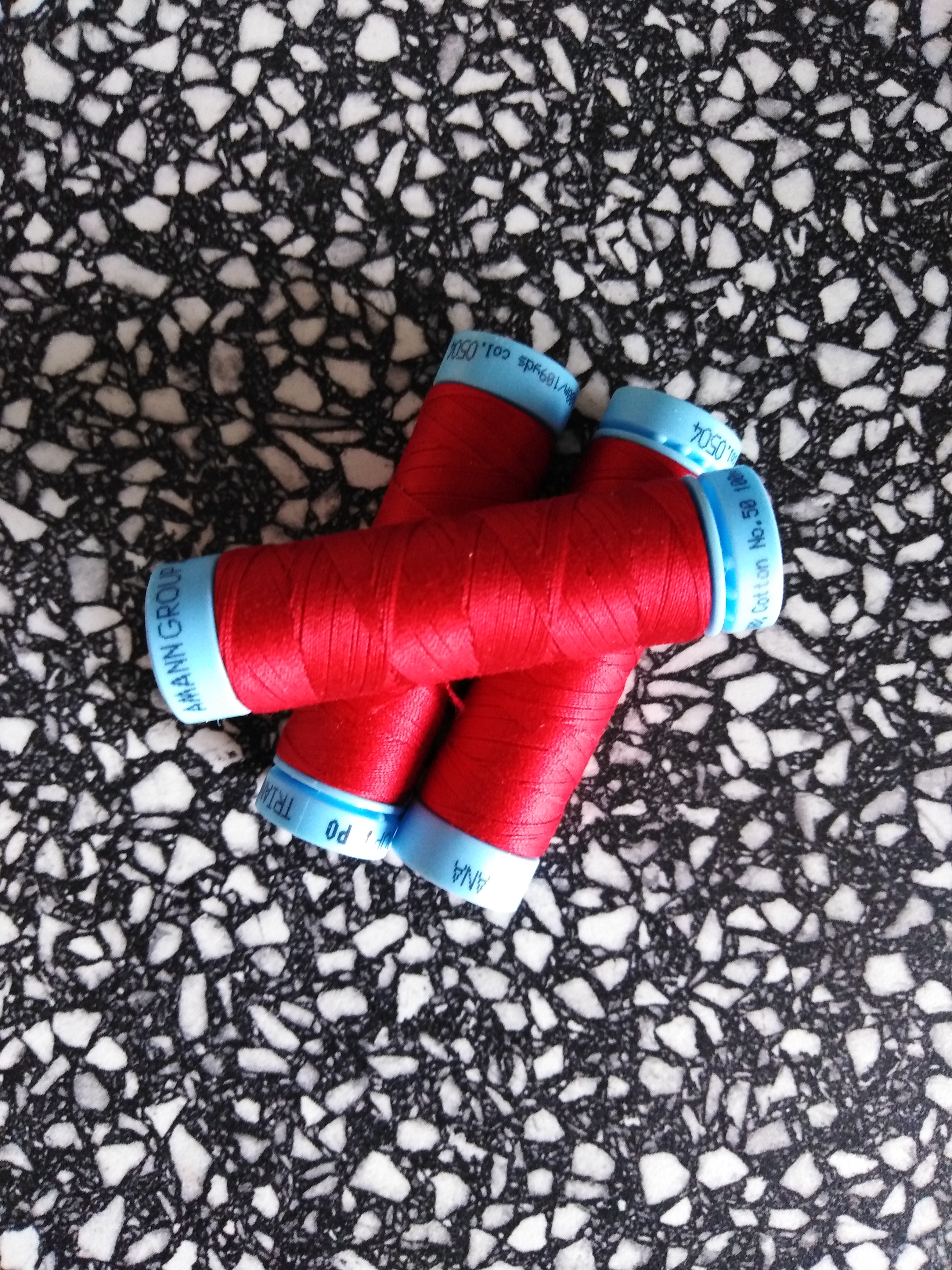 Univerzální bavlněná nit červená 504