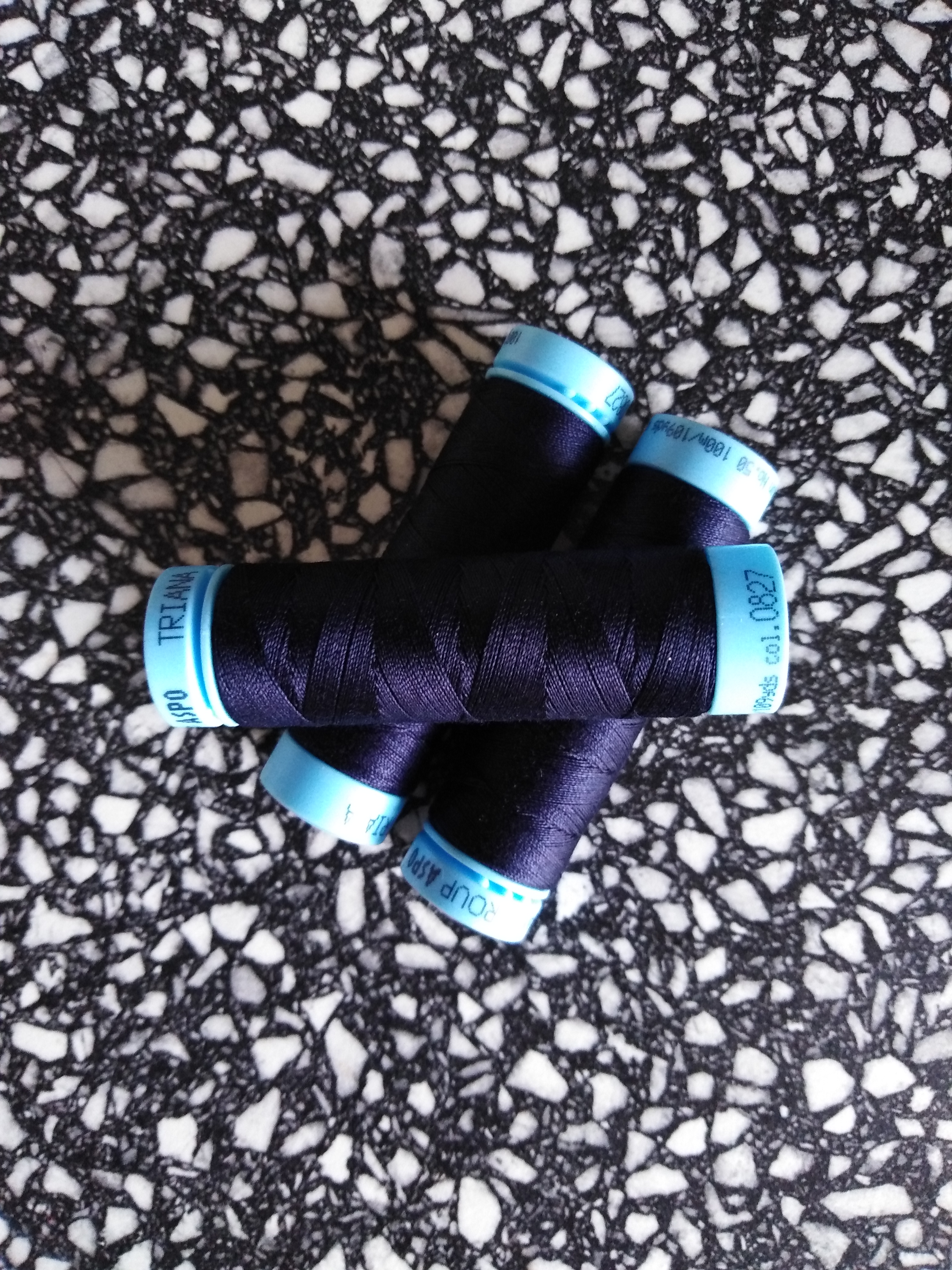 Univerzální bavlněná nit námořní modrá 827