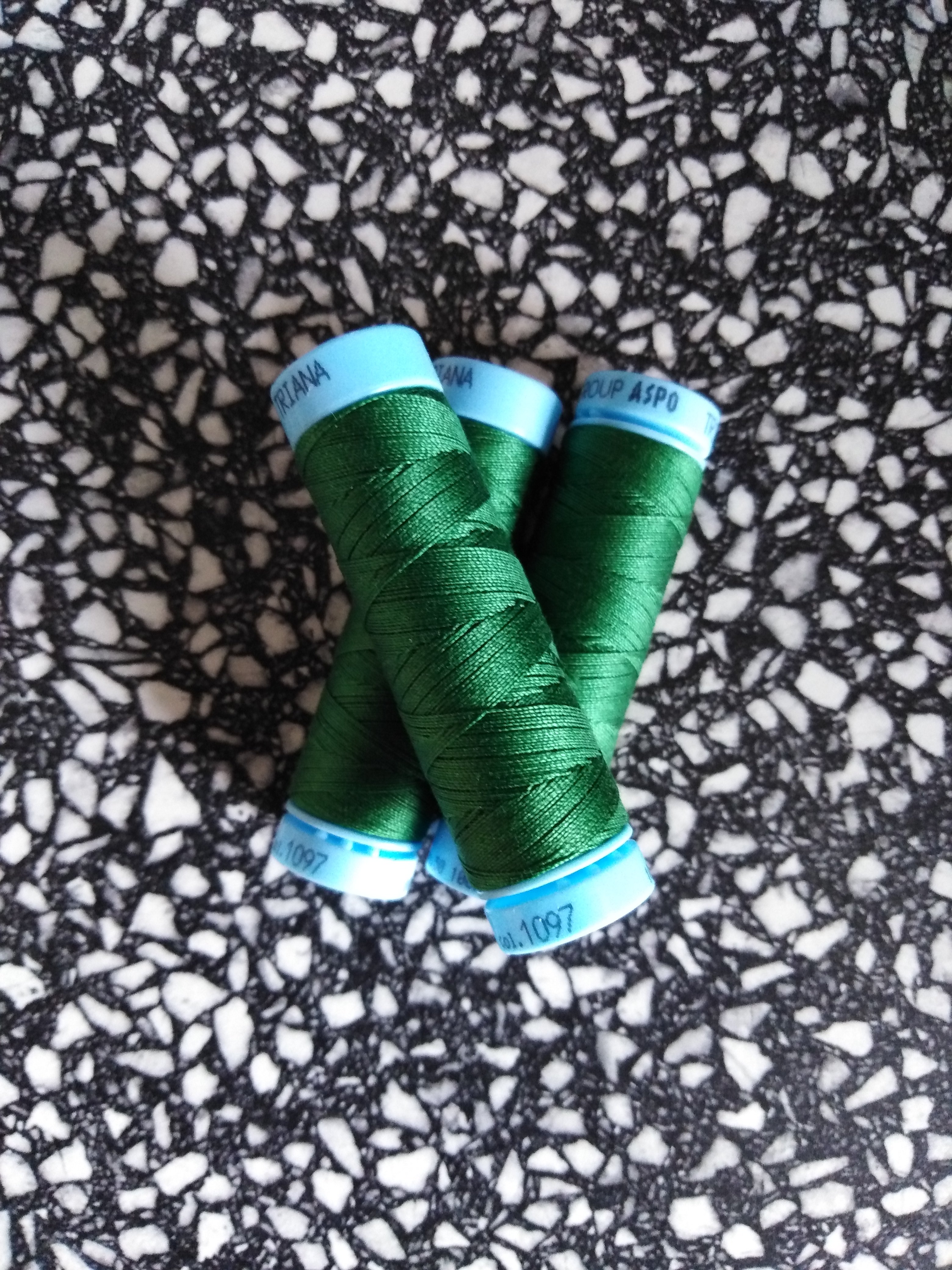 Univerzální bavlněná nit lesní zeleň 1097