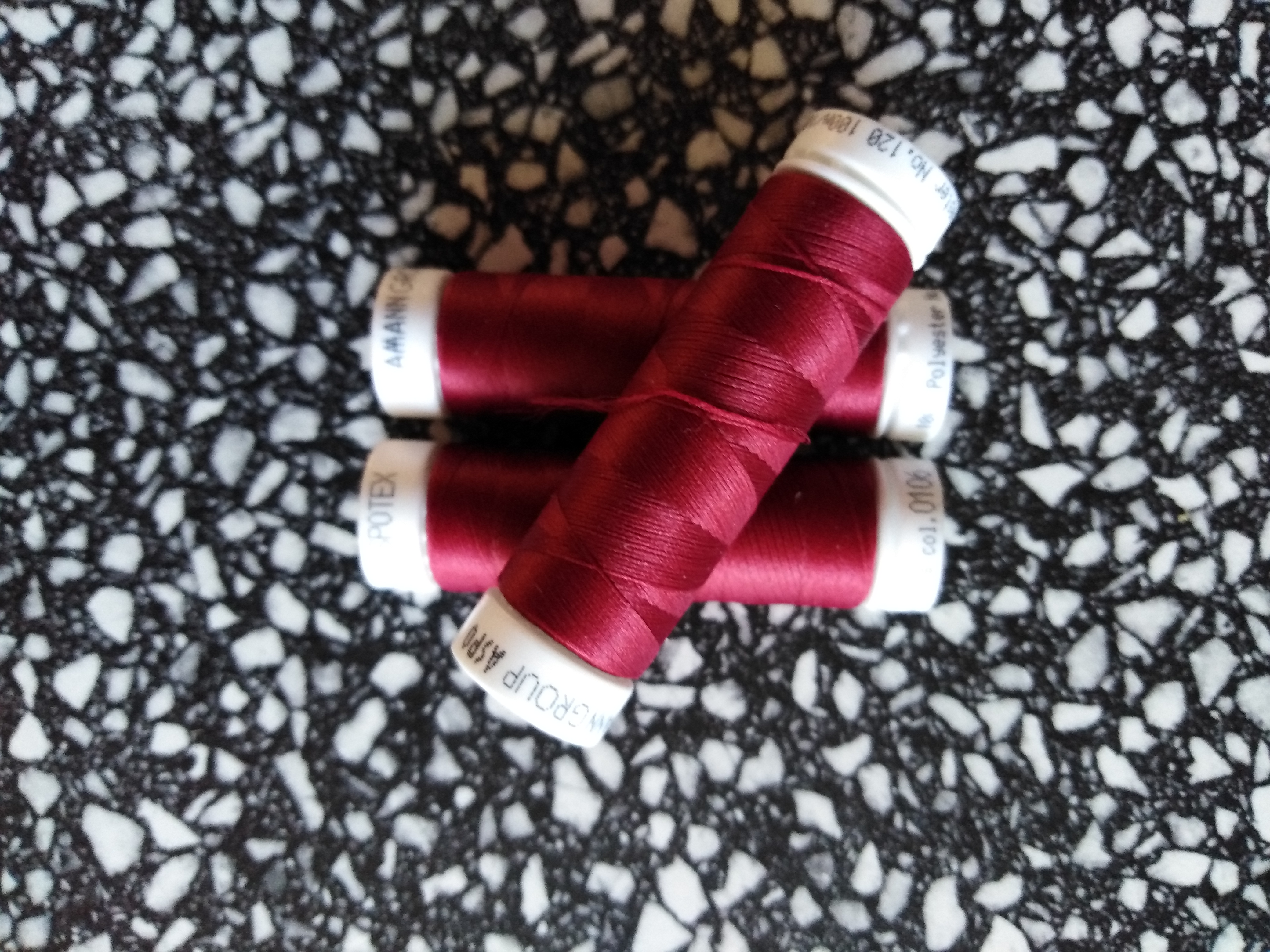 Nitě pružné a entlovací 100 m vínová 106