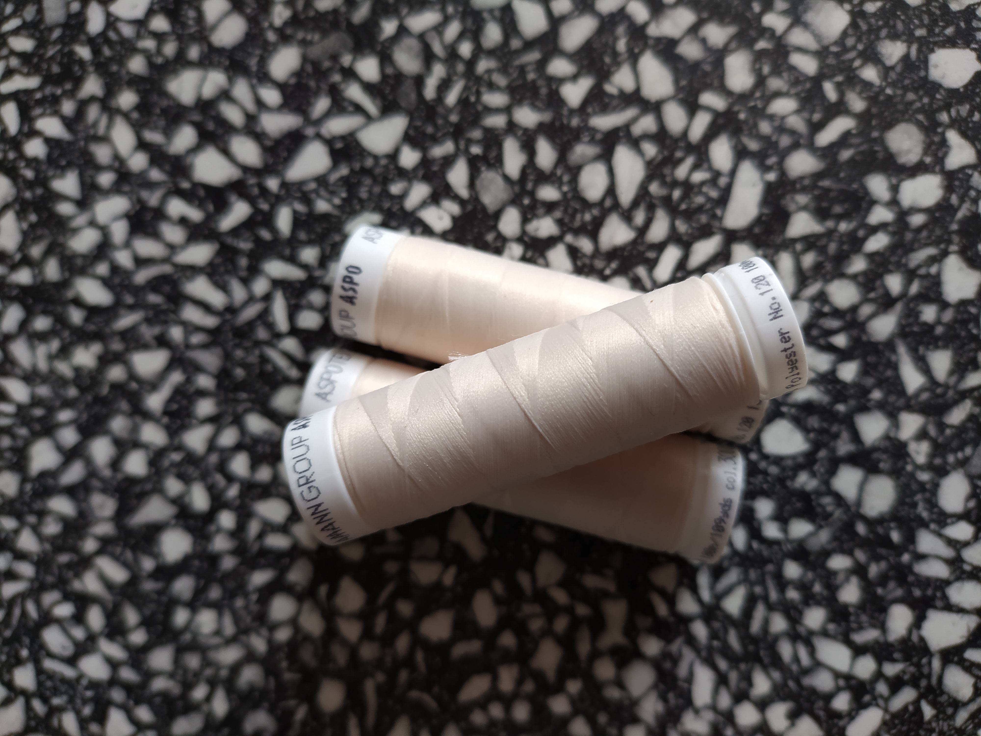 Nitě pružné a entlovací 100 m krémová 3000