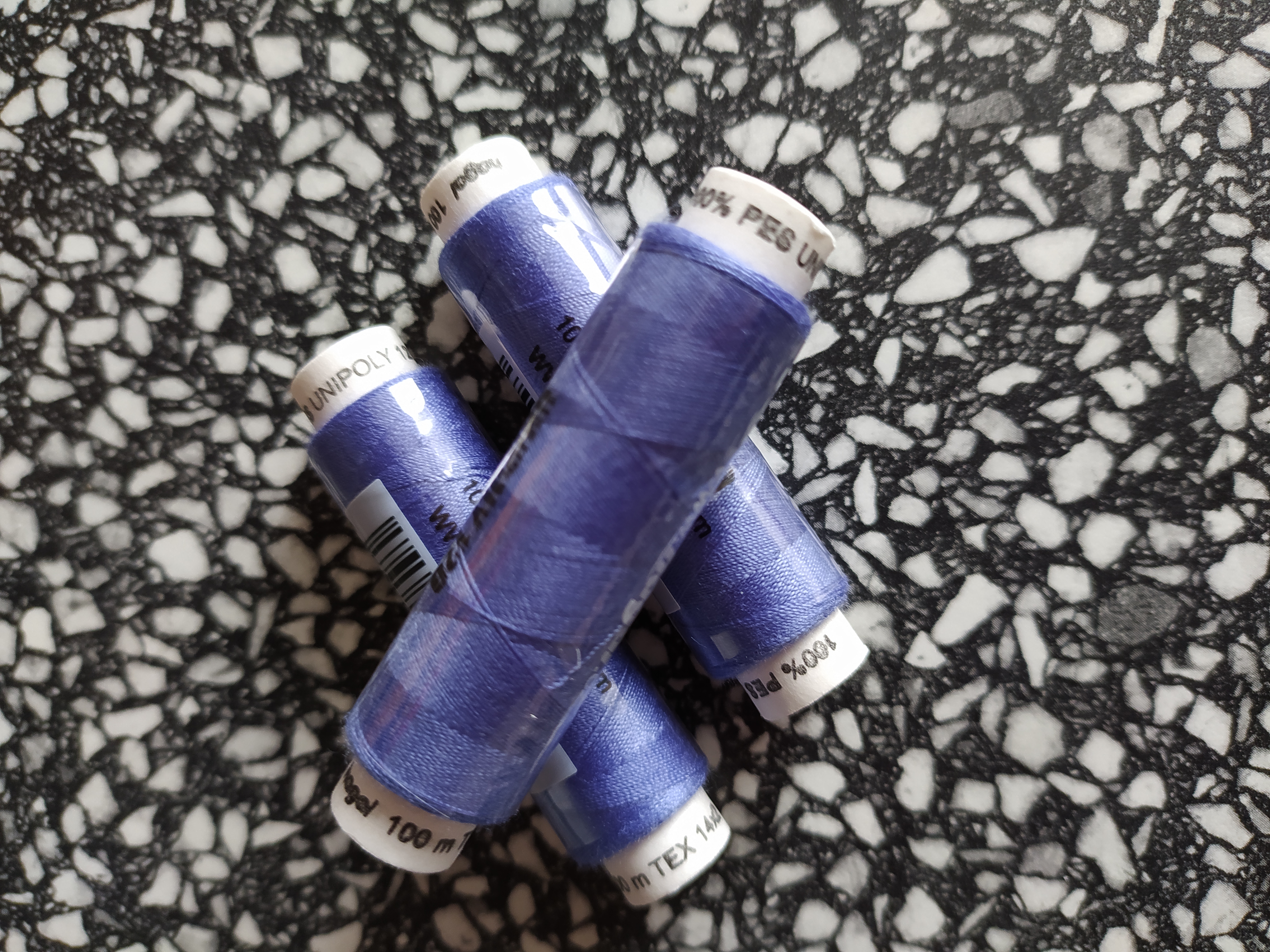 Nitě Unipoly 100 m tmavá modrofialová 534
