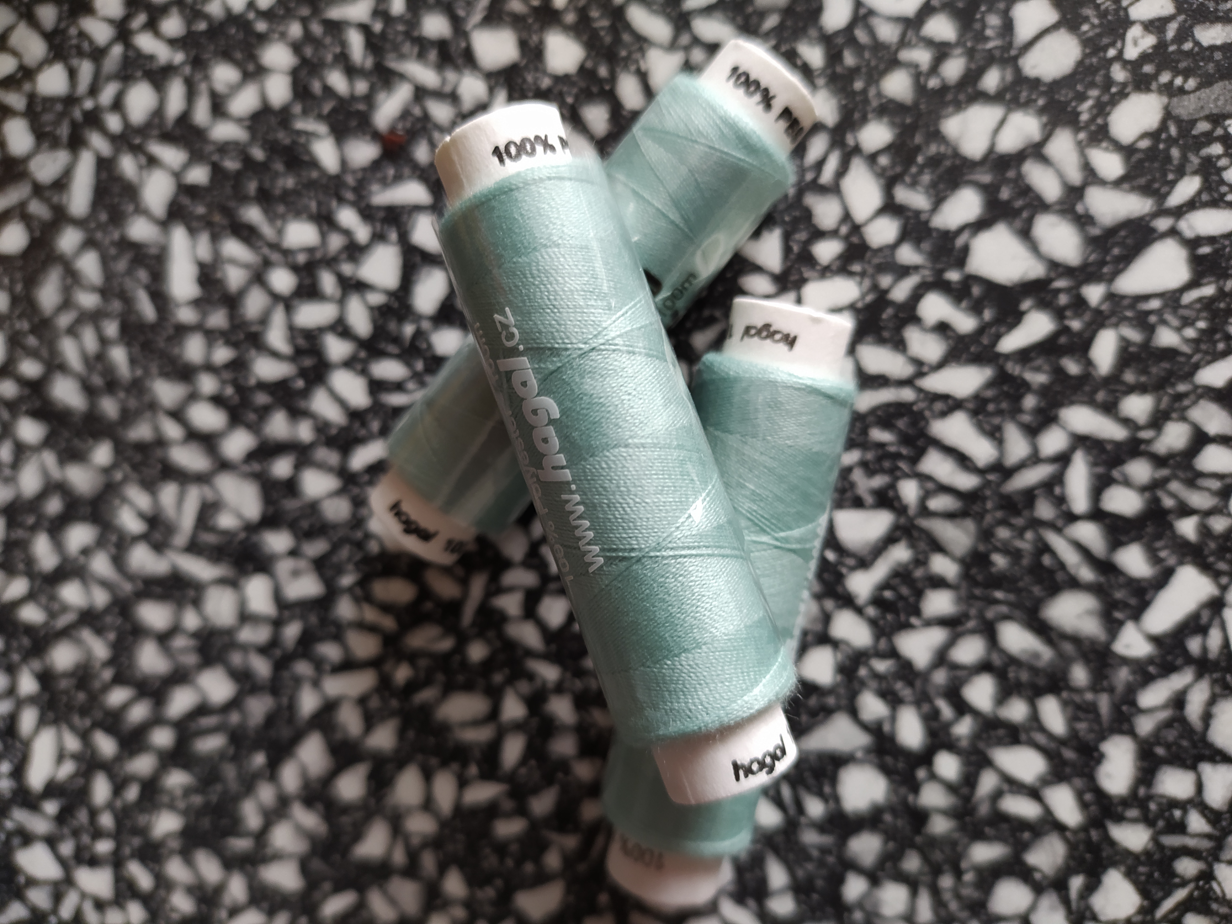 Nitě Unipoly 100 m pistáciová 672