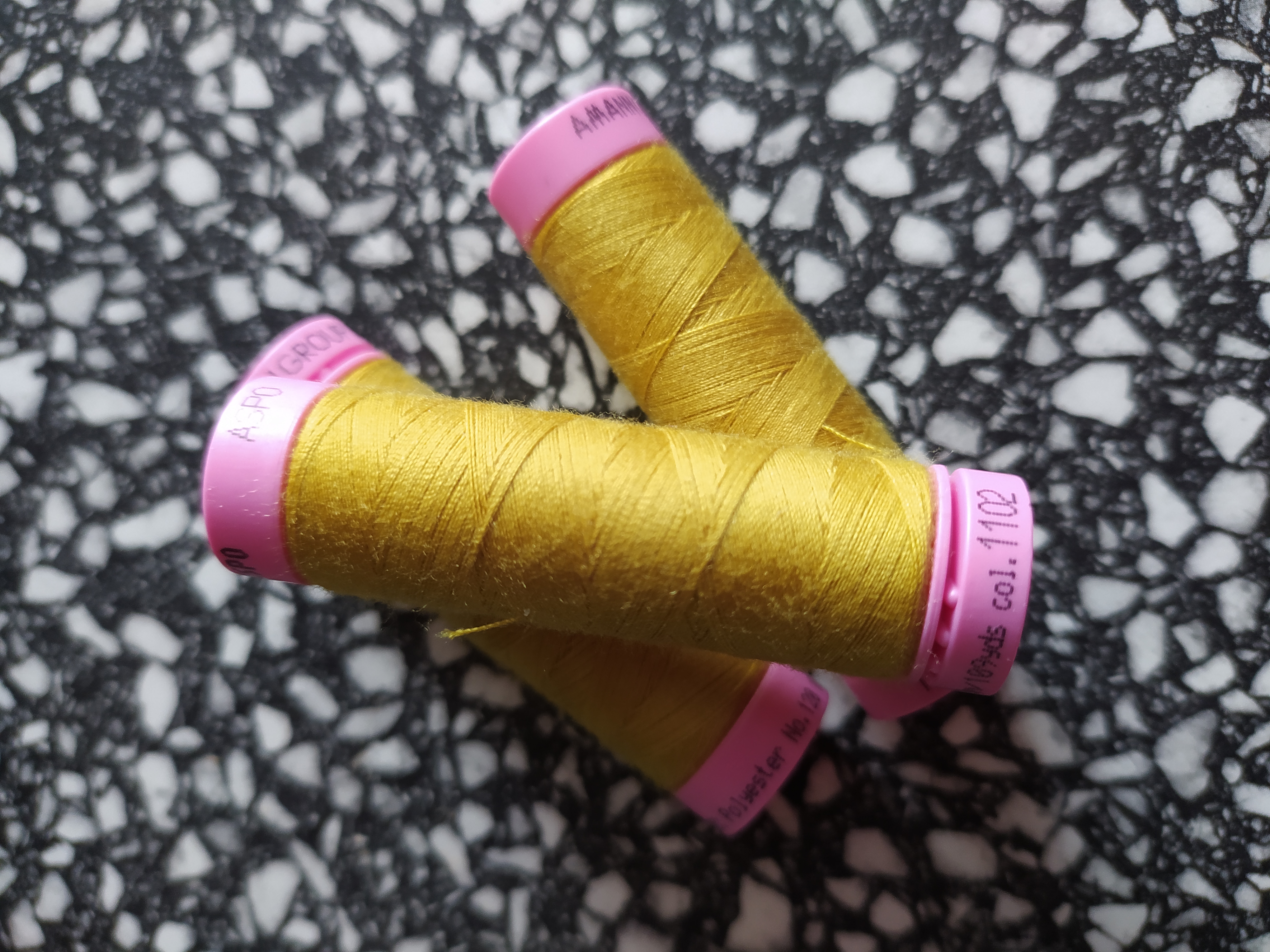 Nitě univerzální PES 100 m světlá hořčicová 1102