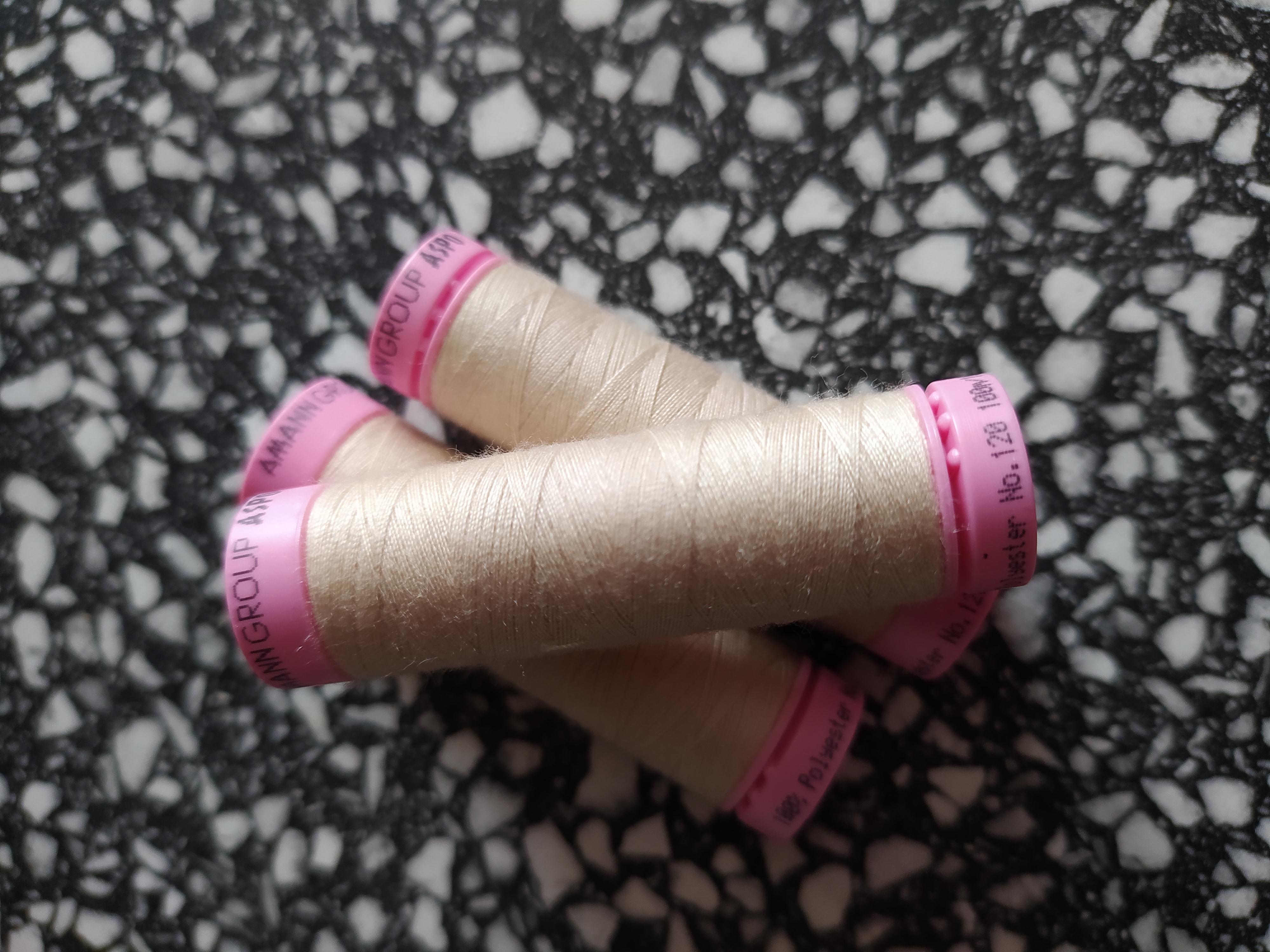 Nitě univerzální PES 100 m ecru 779